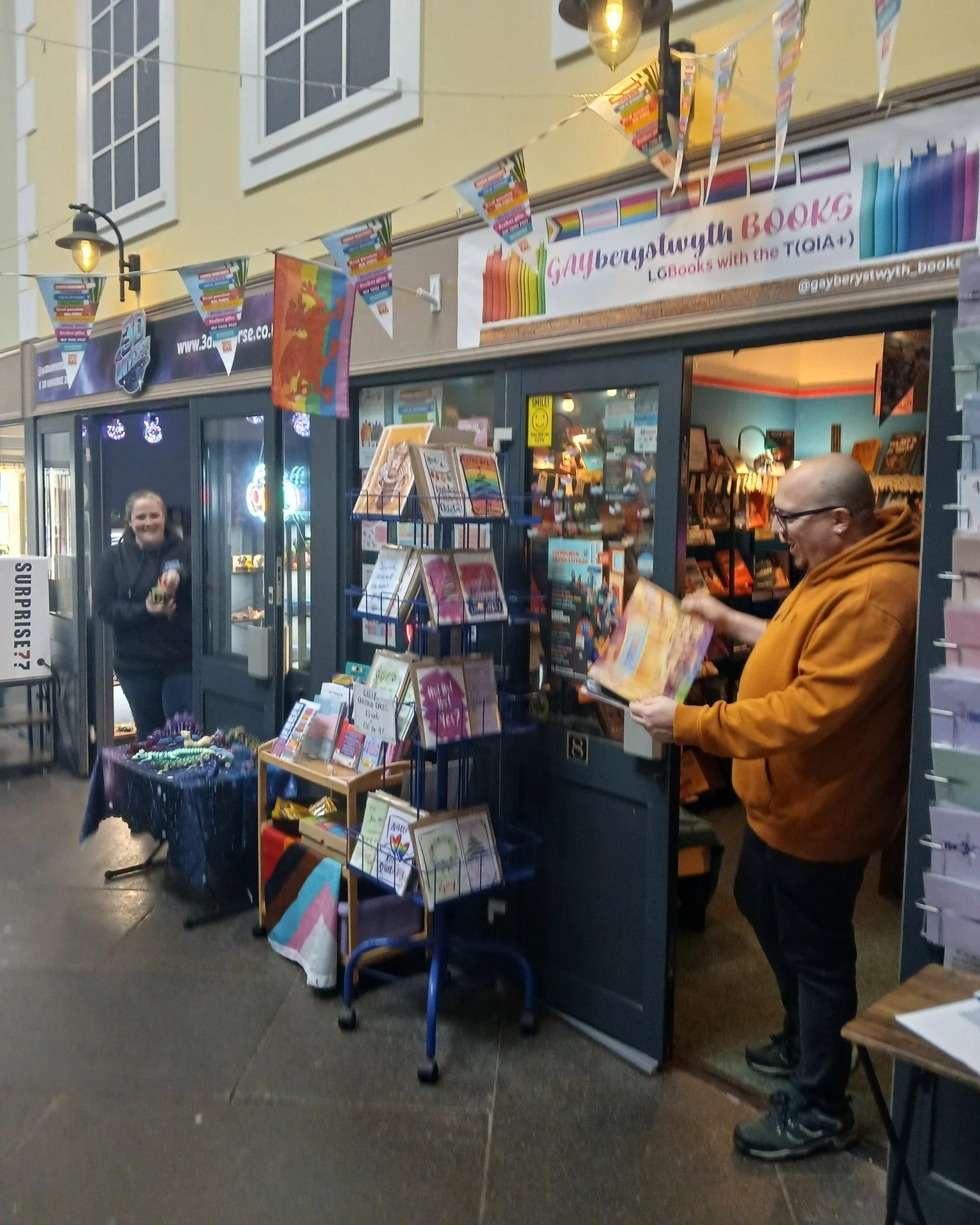 🌿Wednesday morning at The Market Hall and the traders are ready for action! @gayberystwyth_books  is reading (of course) and  @3duniverse2023 is hand-raising a tiny rainbow dinosaur. Just a standard day at the small business office!

Come along and 