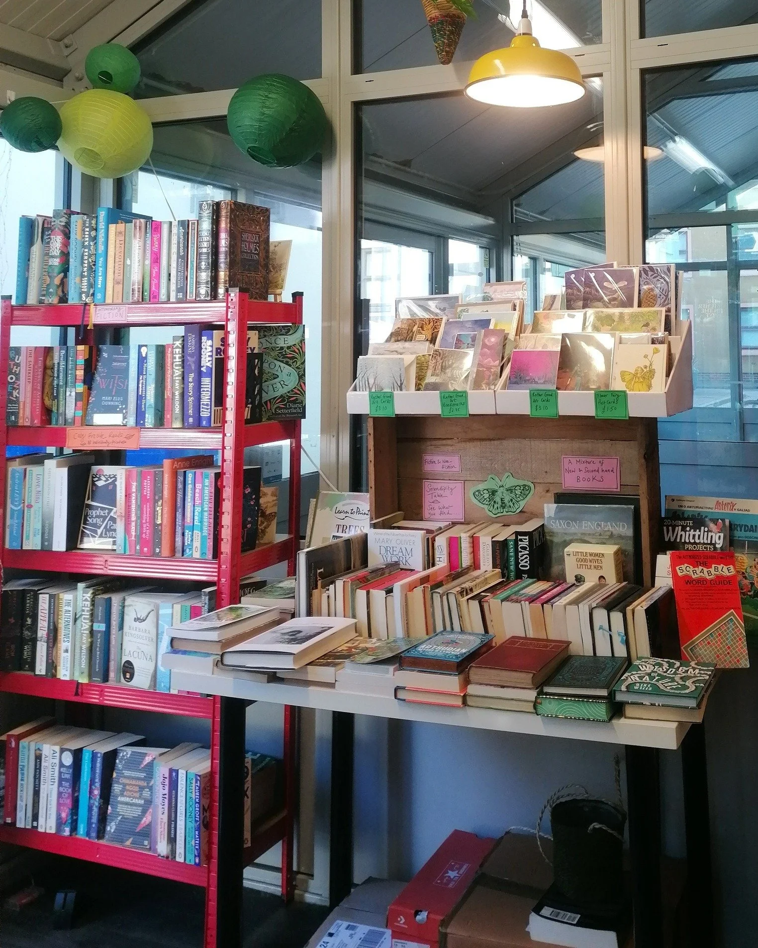 It's a sunny Aber Saturday and the farmer's market is on! ✨

Pop down and you can get a book from us, then browse the stalls, perchance purchasing delights such as wild honey, delicious sausage rolls and luxuriant white chocolate welsh cakes!

🌿What