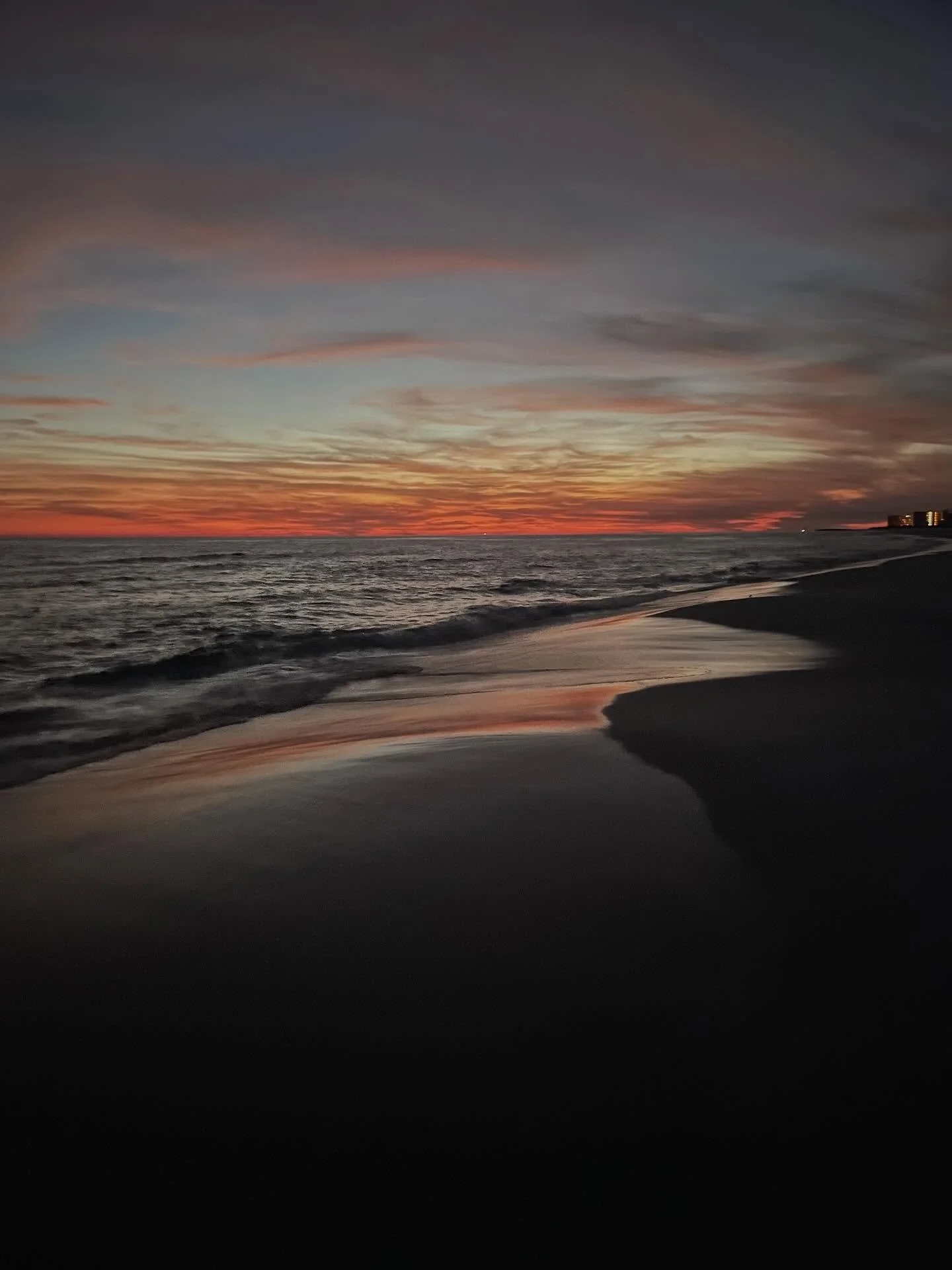 Even when life is hard&hellip; the world still finds a way to remind us to breathe, to slow down, to let the tears fall if they need to. 💙

And to trust the waves to carry what you can&rsquo;t. 🙌🏼

#healingthoughts #healingvibes #ocean #grateful #
