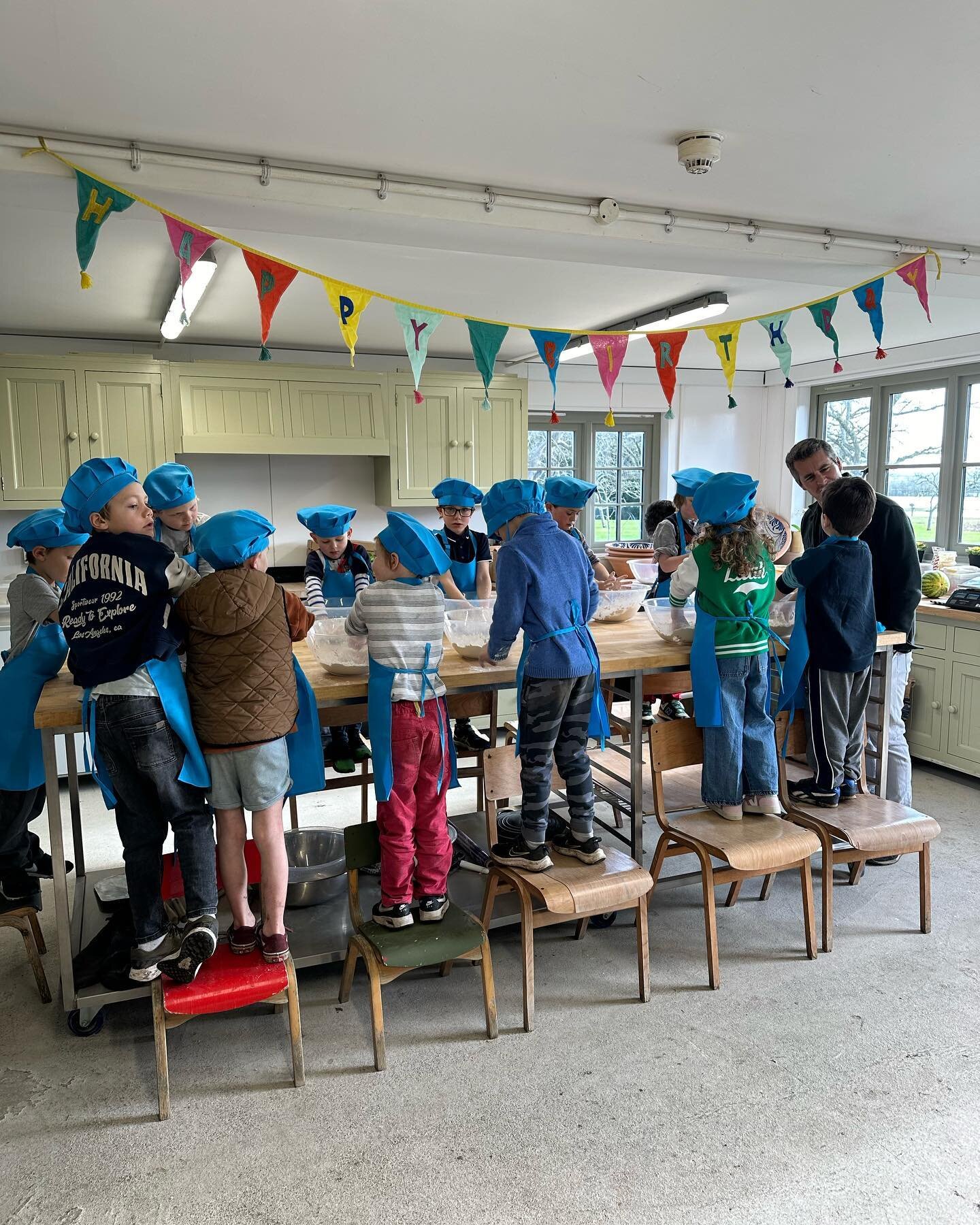 The sweetest little bakers in town 🥰 A few snaps from this weekend&rsquo;s private bread &amp; pizza making birthday party 🎂 Everyone went home with their own dough to show off their new skills! 

Email 📧 school@sourdoughrevolution.co.uk for speci