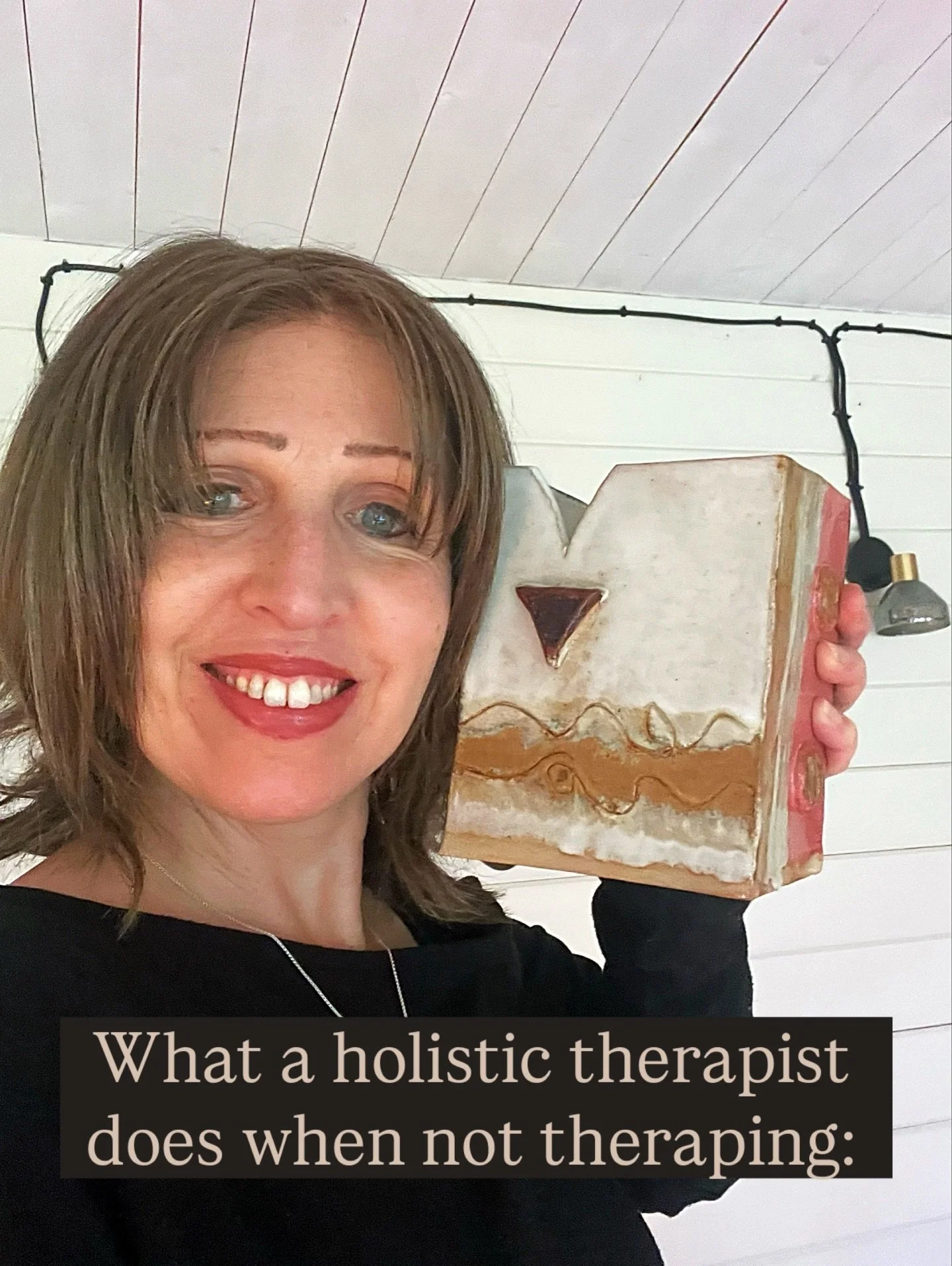 𝗪𝗲𝗹𝗹, 𝗜 𝘁𝗵𝗶𝗻𝗸 𝗜&rsquo;𝗺 𝗯𝗲𝘁𝘁𝗲𝗿 𝗮𝘁 𝗵𝗼𝗹𝗶𝘀𝘁𝗶𝗰 𝘁𝗿𝗲𝗮𝘁𝗺𝗲𝗻𝘁𝘀 𝘁𝗵𝗮𝗻 𝗽𝗼𝘁𝘁𝗲𝗿𝘆 𝗯𝘂𝘁 𝗜&rsquo;𝗺 𝗵𝗮𝗽𝗽𝘆 𝘄𝗶𝘁𝗵 𝗺𝘆 𝗻𝗲𝘄 𝗳𝘂𝗻𝗸𝘆 𝘃𝗮𝘀𝗲! 🙂

#therapistlife #holistichealthandwellness #worklifebalance