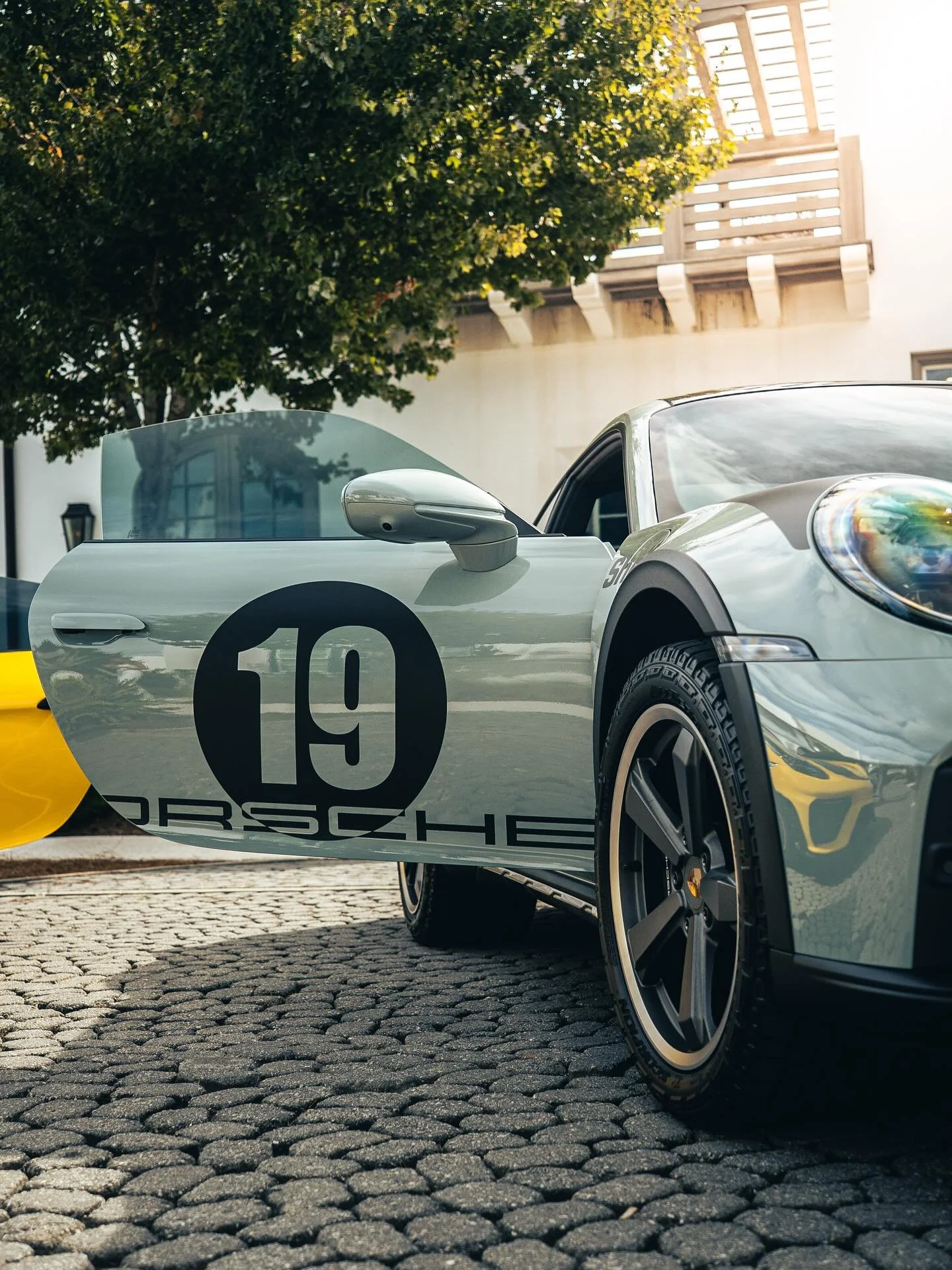 From sand to street - the Porsche 911 Dakar proves performance has no boundaries 🏁

📷 @southeast.exotics 

@alysbeach @porscheusa #alysbeach #carsof30a #porsche #porschedakar #dreamcars #supercars #30a #luxuryevent #dupontregistry #carswithoutlimit