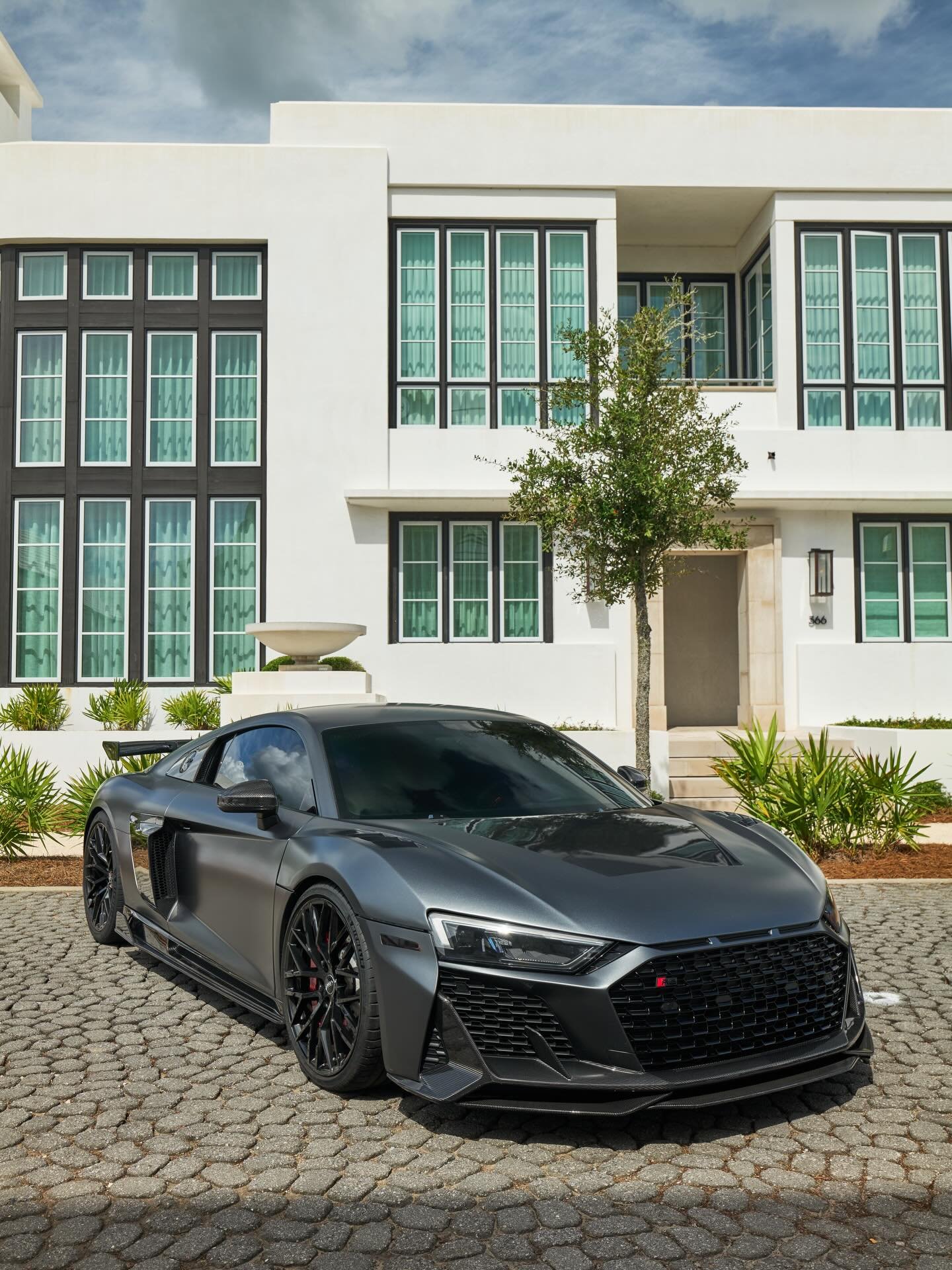 Architectural power 🏁

📷 @razkrog 

@alysbeach @audiusa #alysbeach #carsof30a #architecturaldesign #audir8 #supercars