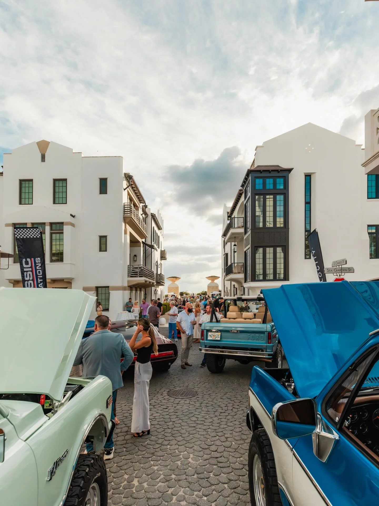 Where architectural design meets automotive performance 🏁

📷 @boomedia.co 

@alysbeach @velocityrestorations @classicrecreations #carsof30a #alysbeach #dreamcars #customcars #supercars
