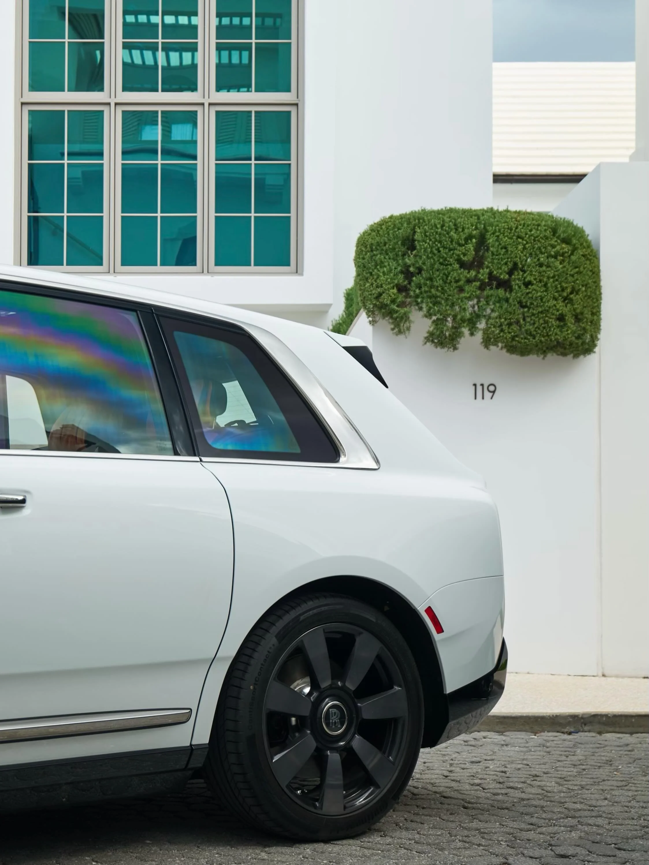 Luxury in every sense of the word 🏁

📷 @razkrog 

@rollsroycemotorcarsorlando @alysbeach #carsof30a #alysbeach #rollsroyce #dreamcars #luxurylifestyle