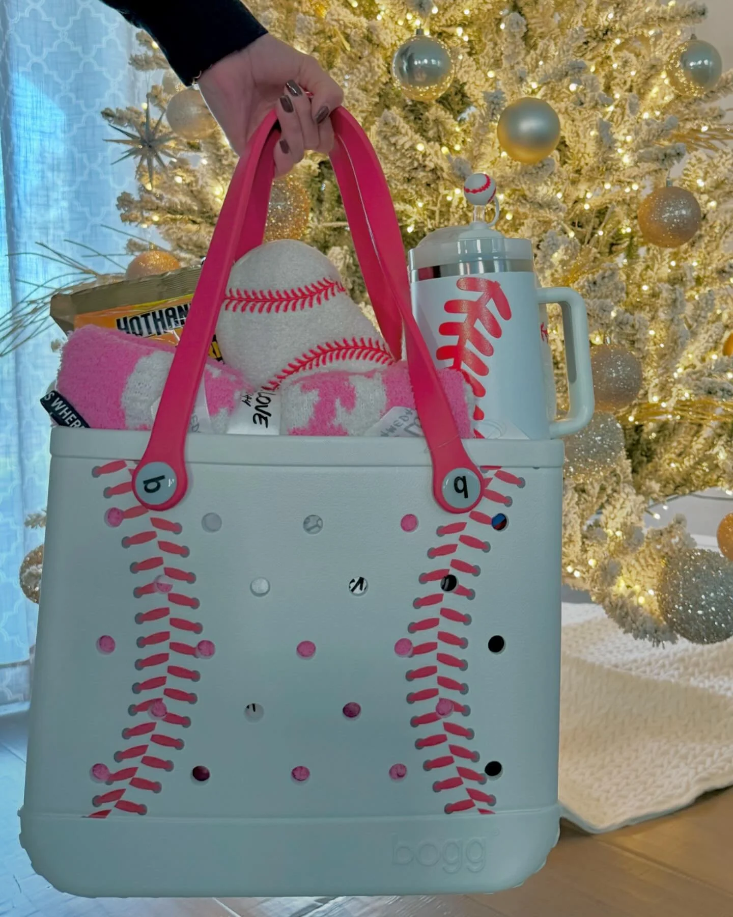 A Very Merry Mama Fundraiser! 

Make mom&rsquo;s Christmas with the ultimate baseball mama Baby Homerun Bogg Bag! Loaded with a fuzzy pink baseball blanket, cozy baseball slippers, a 40oz baseball tumbler for&hellip;water, hand warmers for those chil