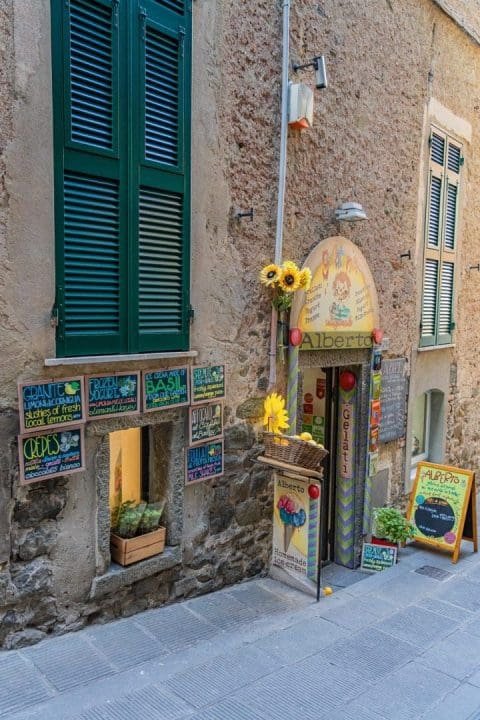 2023_Cinque_Terre_Italy_Andrew_and_Kait-24.jpg