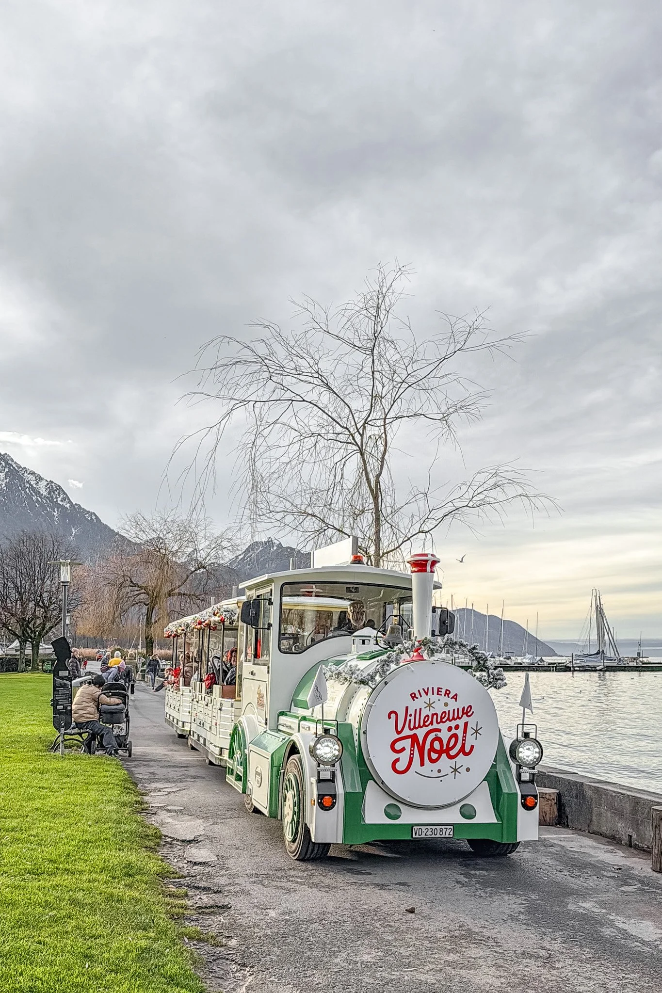 villeneuve-switzerland-christmas-market-andrew-and-kait-2025-13.jpg