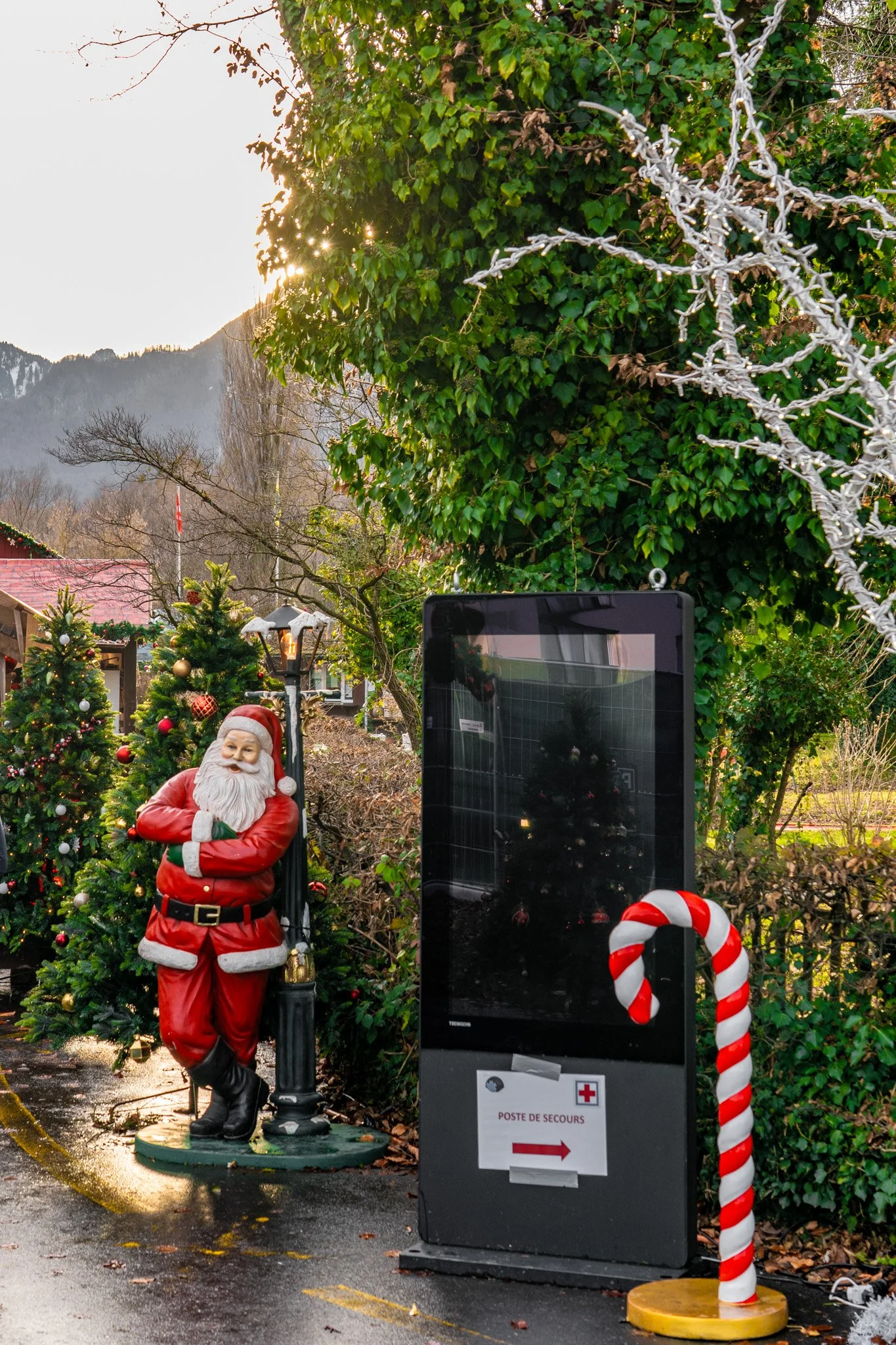 villeneuve-switzerland-christmas-market-andrew-and-kait-2025-3.jpg