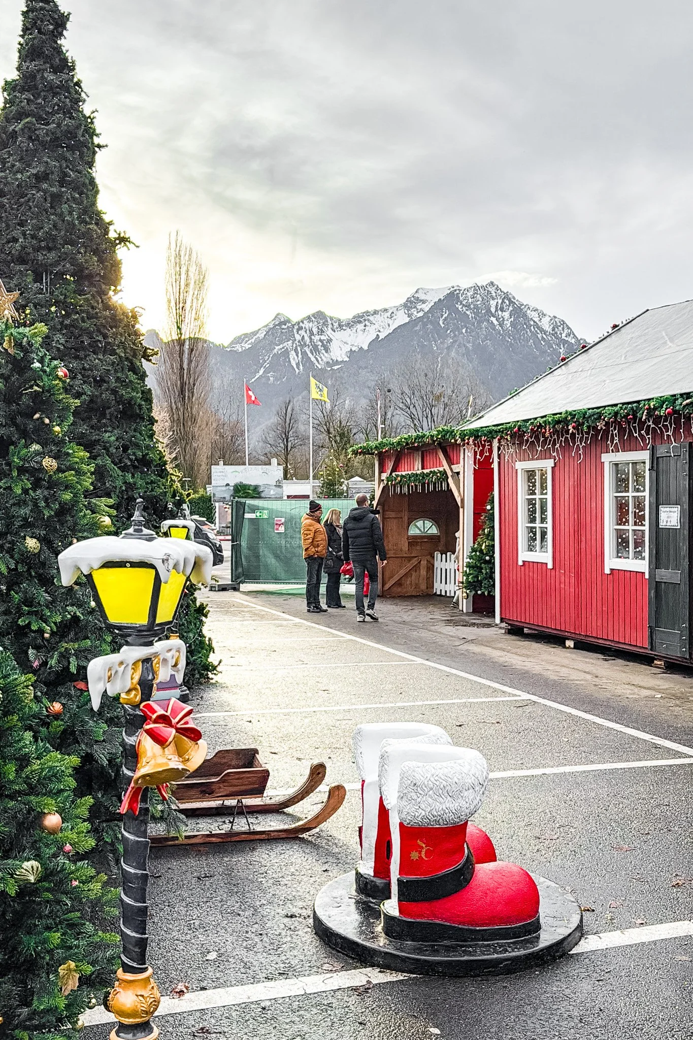 villeneuve-switzerland-christmas-market-andrew-and-kait-2025-14.jpg