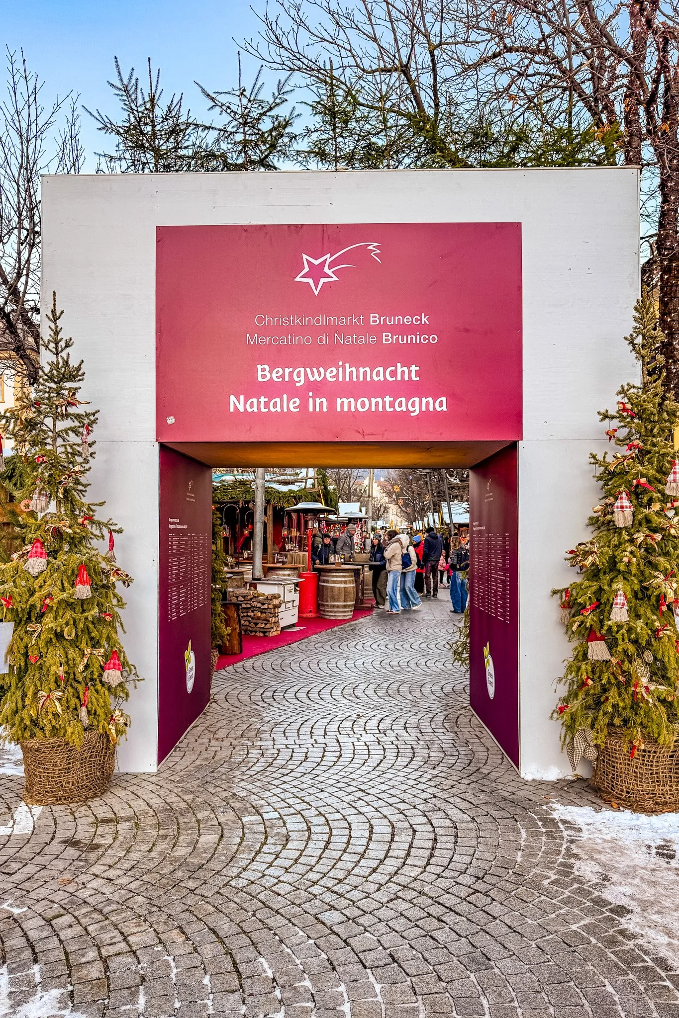 bruneck-brunico-italy-christmas-market-andrew-and-kait-2025-50.jpg