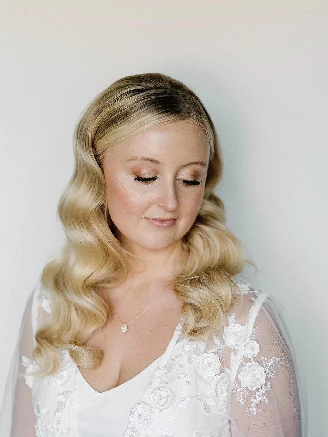 The elegance of soft Hollywood waves, radiant skin, and a classic bridal glow. Our bride was the definition of timeless beauty on her wedding day.
⠀⠀⠀⠀⠀⠀⠀⠀⠀
Hair and makeup by Blush Bridal Artist Team
Photography: @sarahporterphotos
⠀⠀⠀⠀⠀⠀⠀⠀⠀
⠀⠀⠀⠀⠀⠀⠀