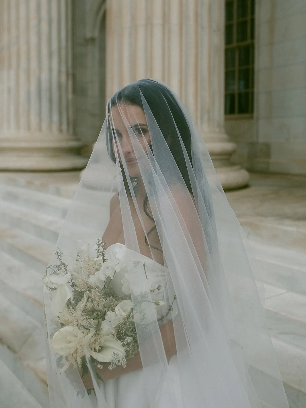 Soft light, vintage romance, and a veil moment that could be straight out of a Lana Del Rey ballad.
This look was designed to evoke a timeless elegance — delicate florals, soft waves, and an almost cinematic presence.
⠀⠀⠀⠀⠀⠀⠀⠀⠀
photographer @de