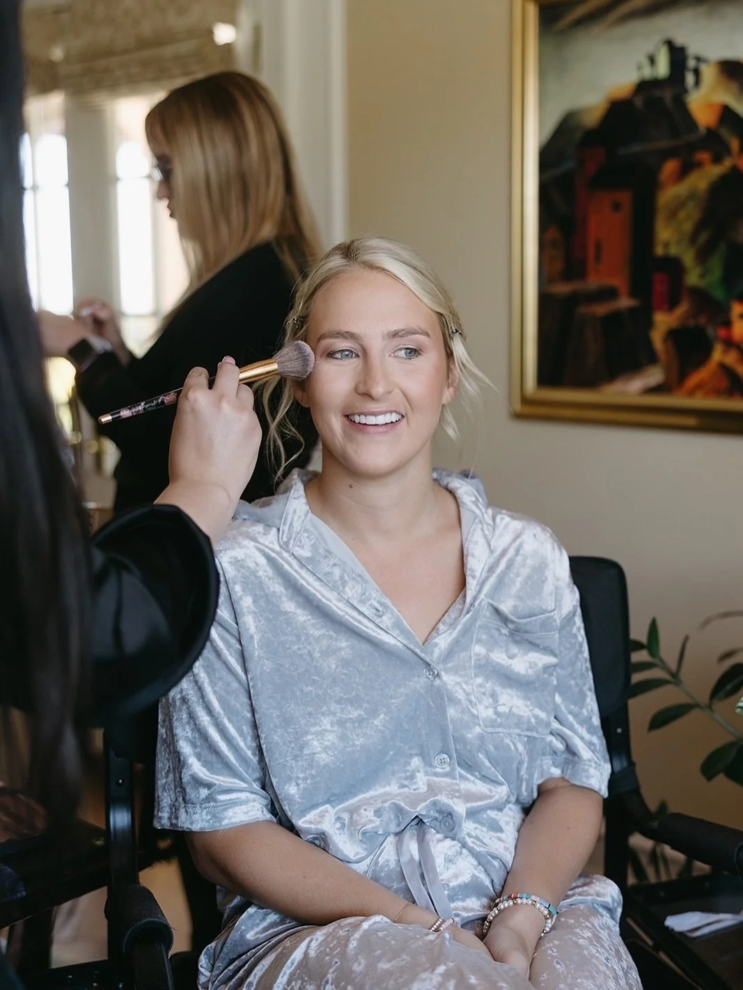 From the first brush of blush to the final “I do,” this day was filled with elegance and joy. We loved bringing this classic bridal look to life—seamless skin, soft neutral tones, and a romantic low bun that let the dress shine. Con