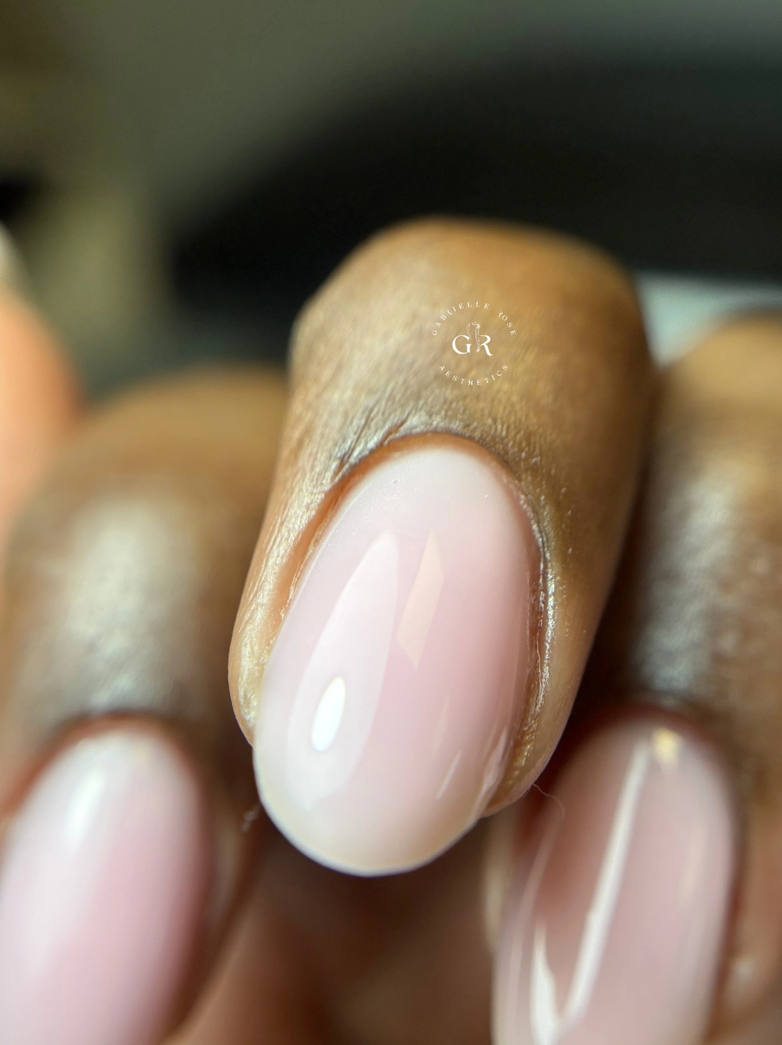 ongle naturel soigneusement manucuré avec une finition brillante, manucure Labège, onglerie labège