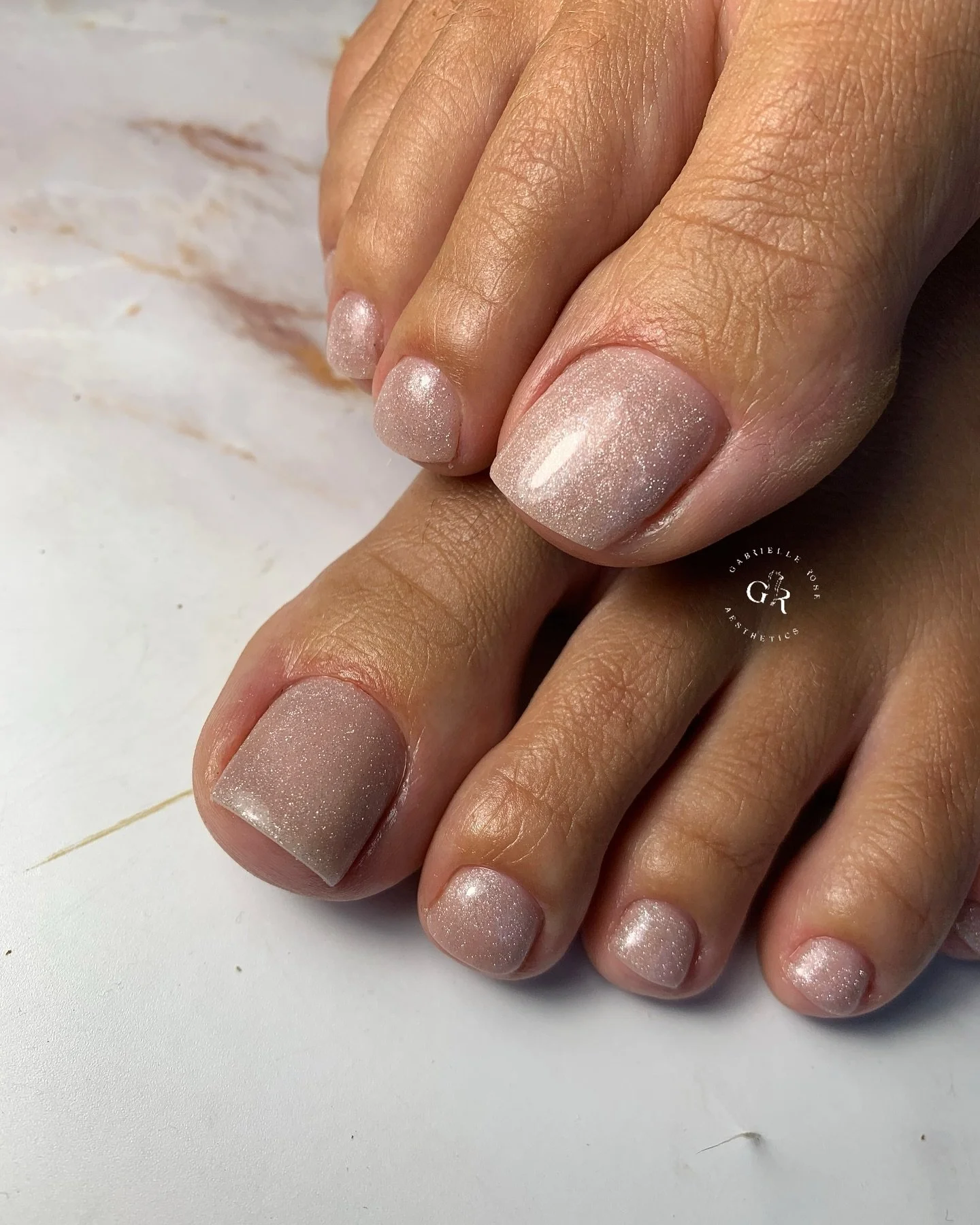 𝐃𝐄𝐋𝐔𝐗𝐄 𝐆𝐄𝐋 𝐏𝐄𝐃𝐈𝐂𝐔𝐑𝐄
Comprise dans cette prestation :
&bull; P&eacute;dicure russe
&bull; pose d&rsquo;une base teint&eacute;e 
&bull; Hydratation des pieds

Merci de m&rsquo;avoir pr&ecirc;t&eacute; tes pieds @laurabailleul_formation