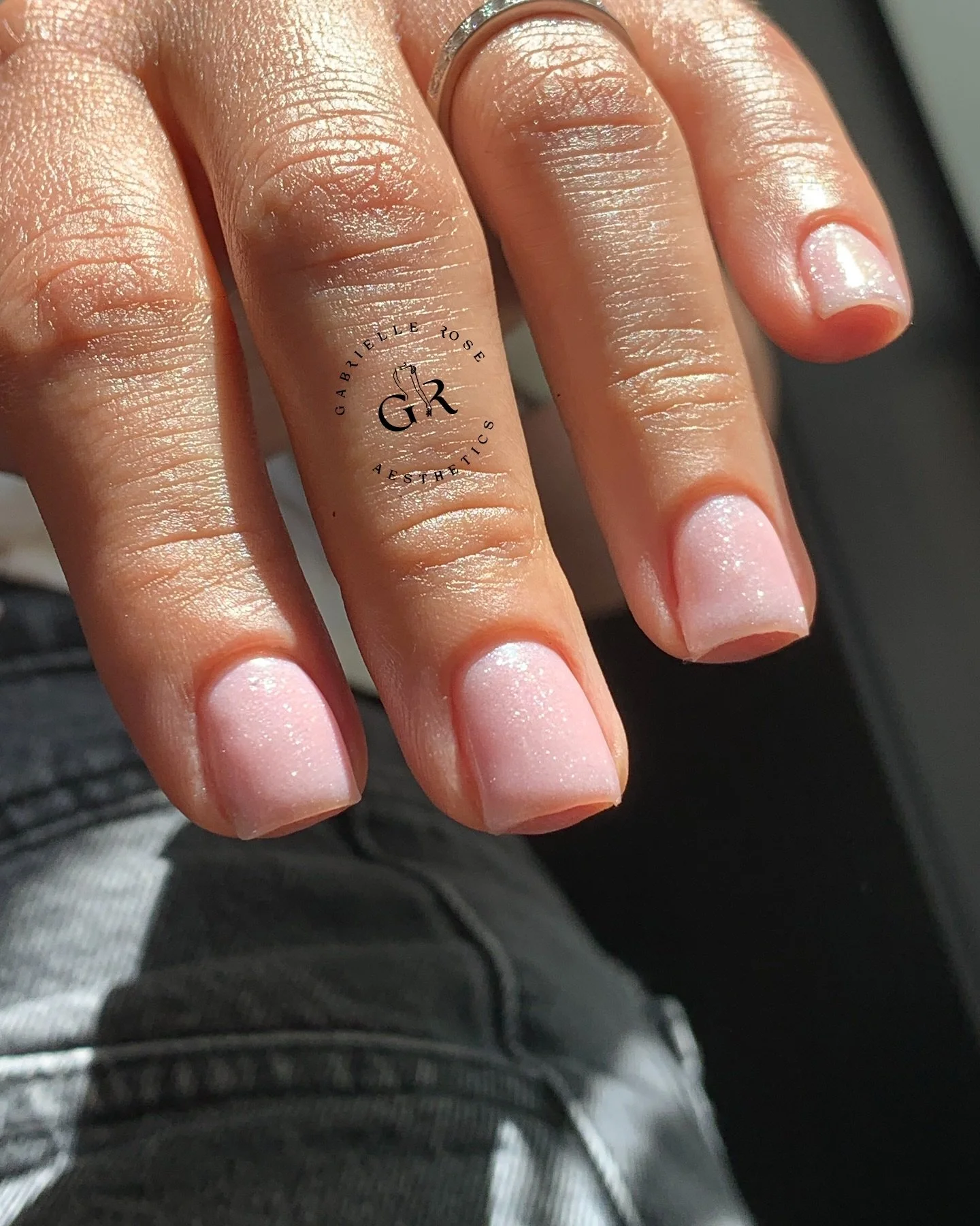 𝐄𝐍𝐇𝐀𝐍𝐂𝐄𝐃 𝐆𝐄𝐋 𝐌𝐀𝐍𝐈𝐂𝐔𝐑𝐄

Une prestation pour des ongles beaux, solides et soign&eacute;s ✨

Tu aimes garder tes ongles courts, naturels mais impeccables ?
Le renfort est fait pour toi 👌🏾

Le renfort apporte tenue, solidit&eacute; e