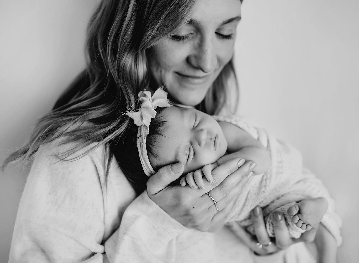 Words can not express the joy of holding a fresh baby in your hands. 💞 #robinhansenphotography