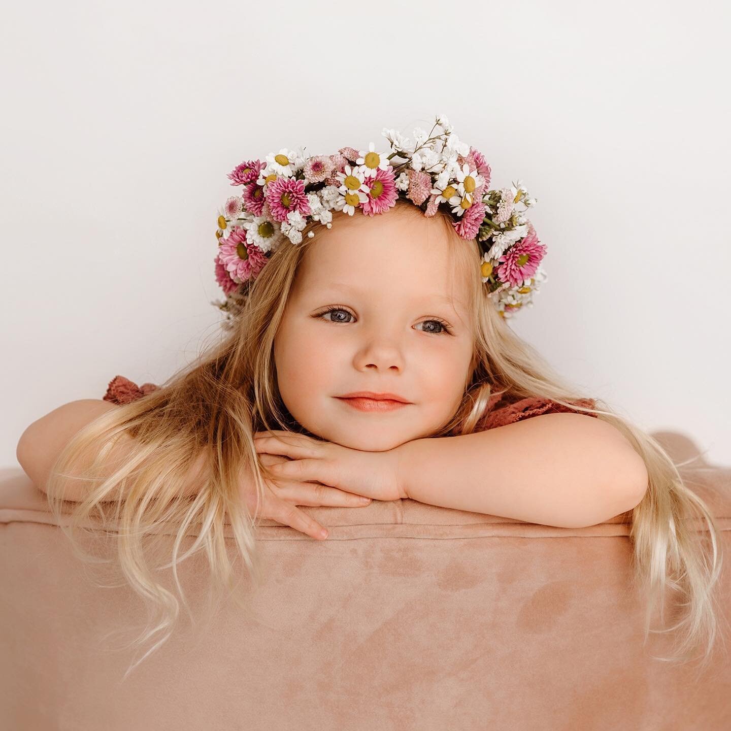 Daydreaming about all the flower sunset sessions coming up! In the meantime, Personality Portrait sessions are just as adorable. These dolls made my day in their pretty floral crowns! 🌸 #robinhansenphotography