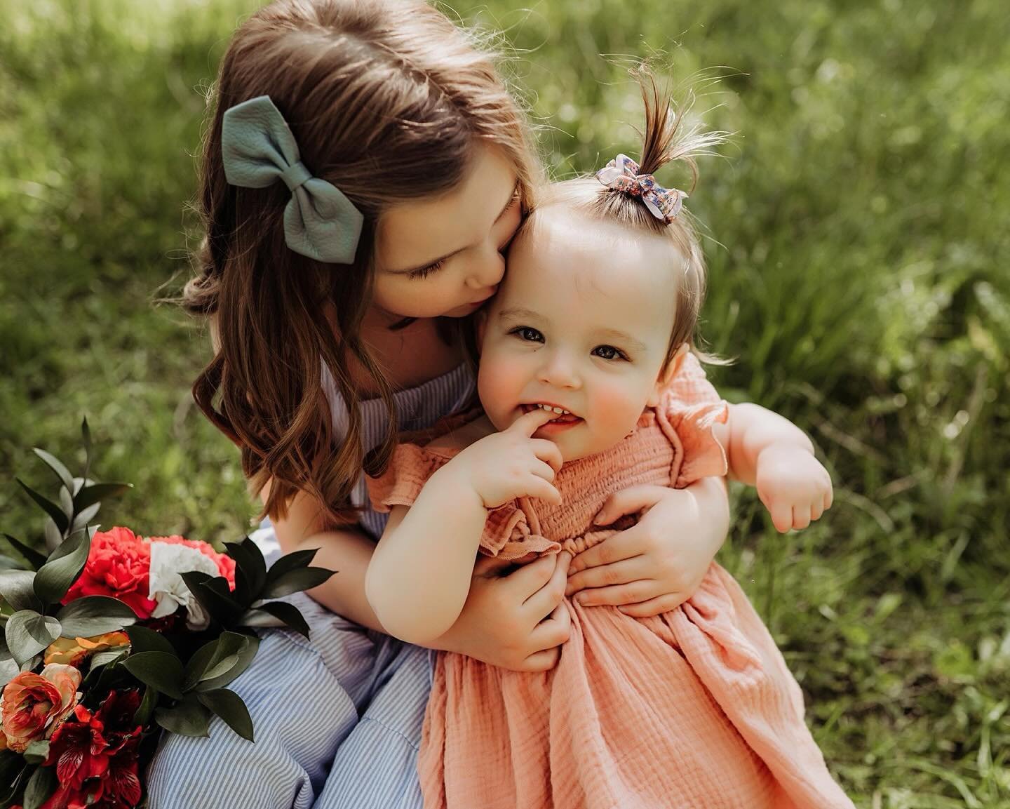 Next up in the flower garden sessions are these cutie sisters!!! I absolutely love seeing these girls grow so much. 🪻🌼🌷🌸 #robinhansenphotography @gracegardensfloral
