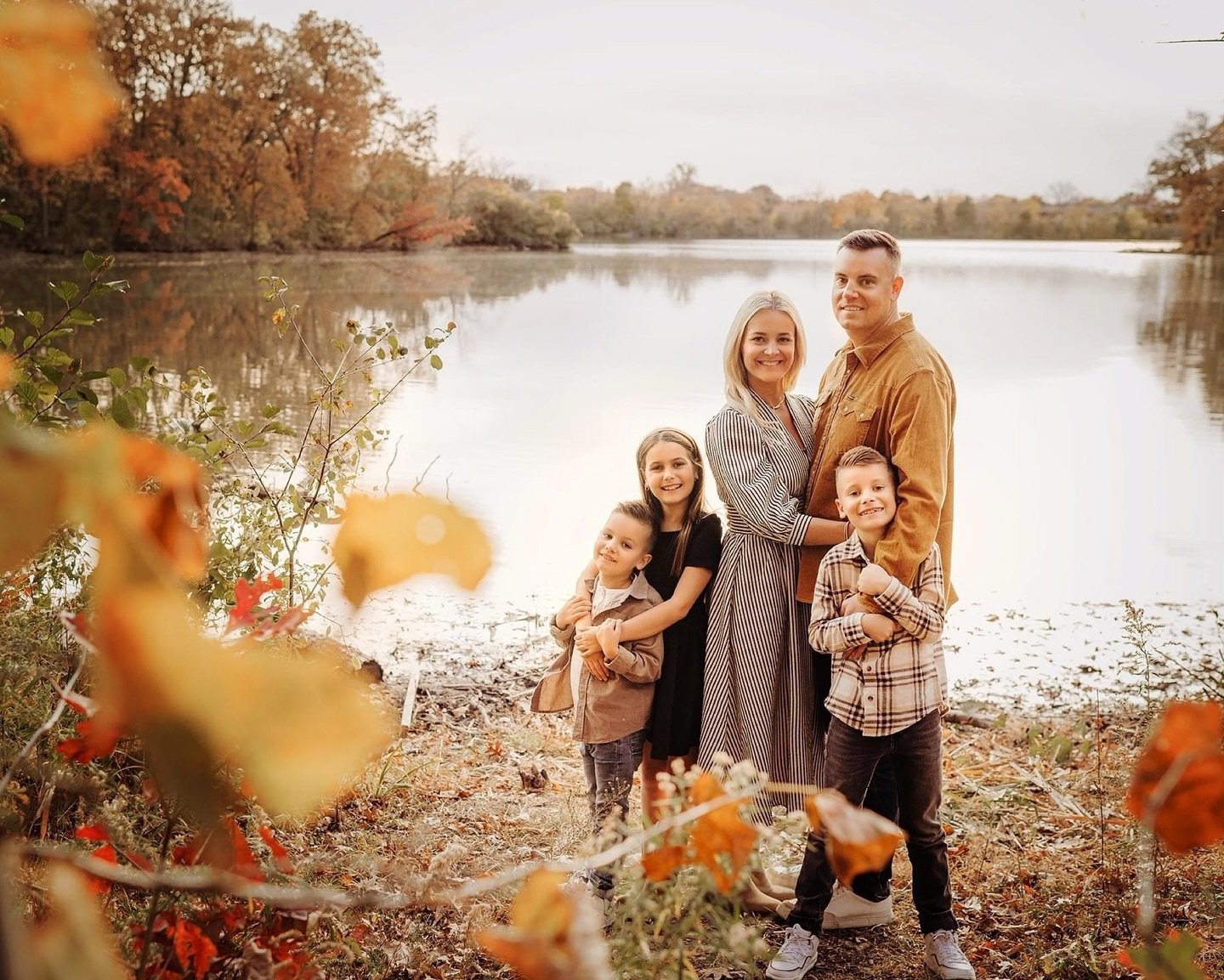 The light, the color, the location, and beautiful family make for the most dreamy fall photos. Love this crew! 🍂🤎 ☀️ #robinhansenphotography