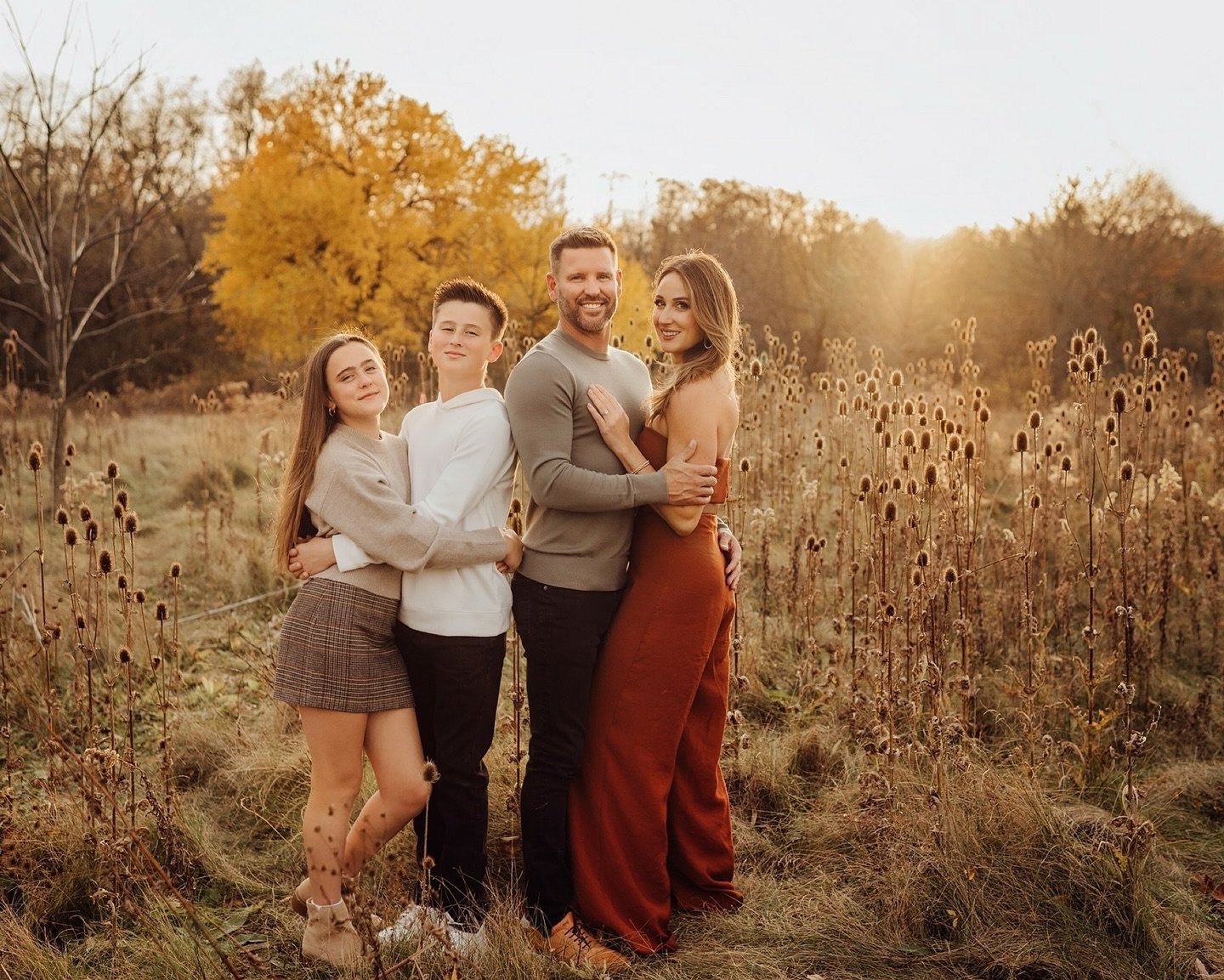 I absolutely love everything about fall sessions, especially with this stunning family who I was so excited to get in front of my camera again. 🤎 #robinhansenphotography