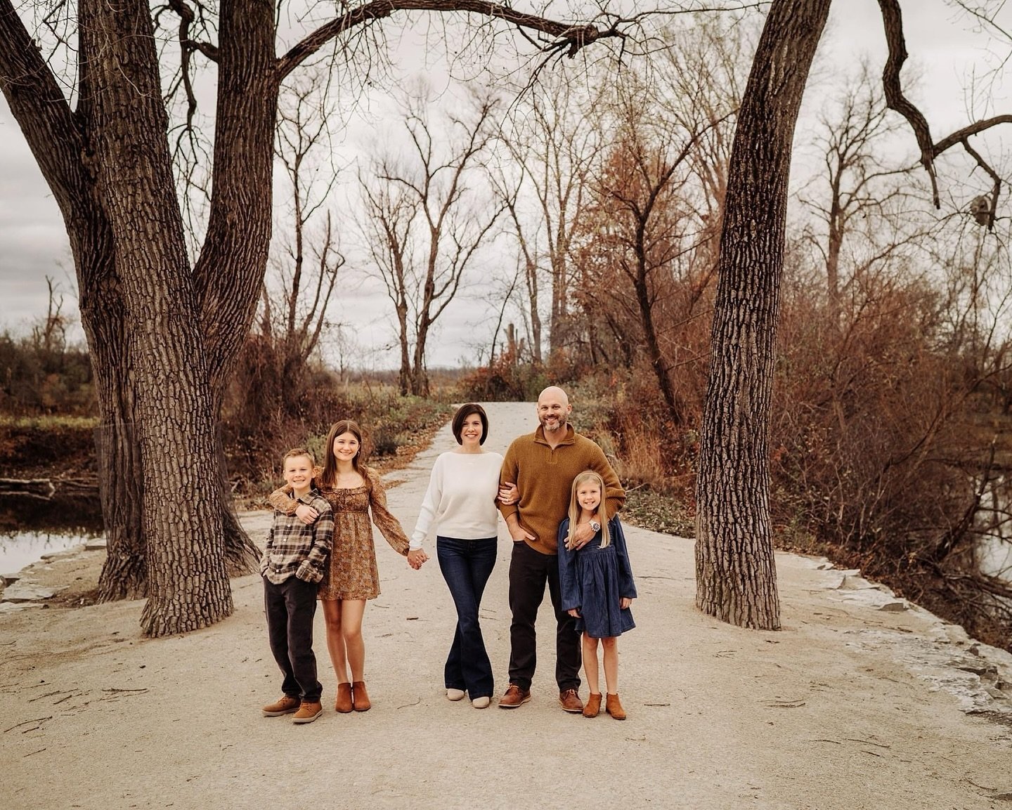 Why does fall have to be the shortest season!?! It&rsquo;s just so beautiful with all the colors, but it goes by in a blink... and so does time with these growing sweet kiddos. 🍂 #robinhansenphotography