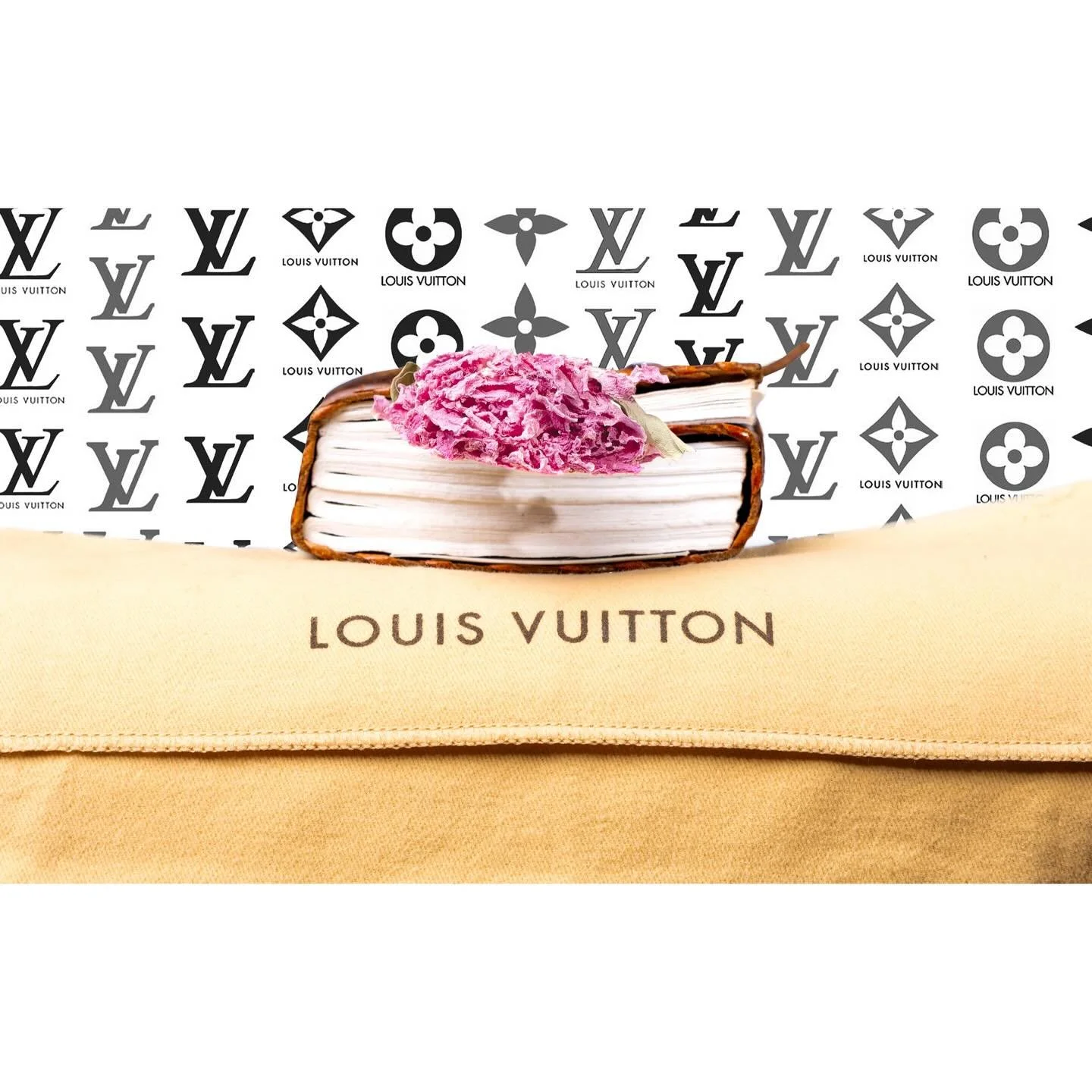After putting together a simple little set up to shoot some product photos and tested myself in photoshop I&rsquo;d say it&rsquo;s pretty good! Need to keep practicing though, could always be better!

#louisvuitton @canonusa