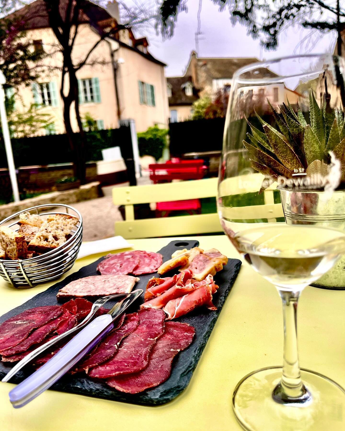 🇫🇷ワインの聖地🍷How does one get ready for a #Wine Competition?!😁 Tasting the incredible local wine😉
⠀⠀⠀⠀⠀⠀⠀⠀⠀
Arrived in delicious Burgundy🇫🇷 after a 1,200 km journey🚗 from Madrid 🇪🇸 Getting ready for tomorrow!
⠀⠀⠀⠀⠀⠀⠀⠀⠀
And Here&rsquo;s a scenic