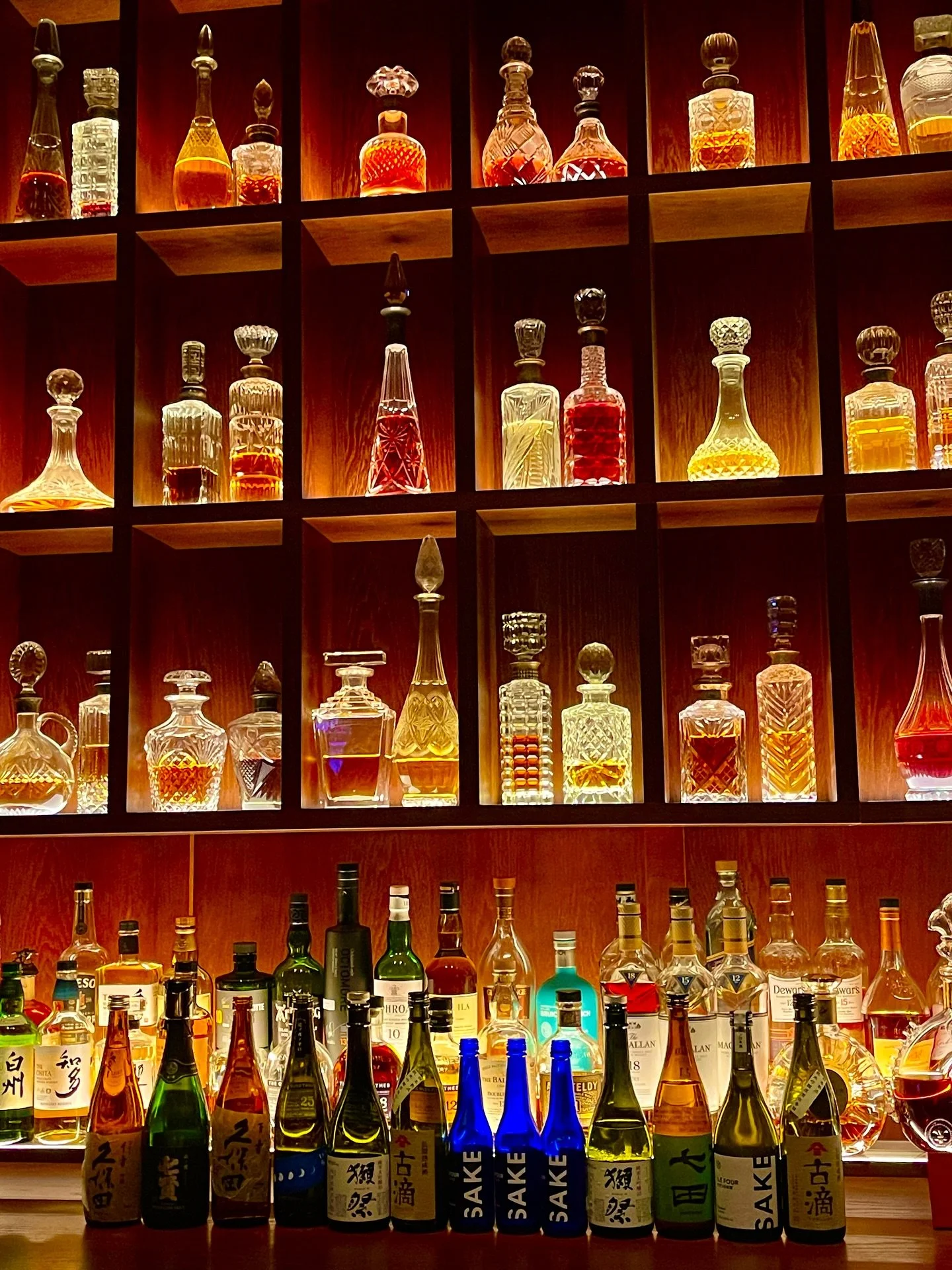 🍶Ouuu la la, what a fabulous evening with fabulous people, together sipping Sake!😍 The best kind! #Sake has the power to unite us all💖 
⠀⠀⠀⠀⠀⠀⠀⠀⠀
At the gorgeous Madrid Edition Hotel last week. Thank you to my dear friend, Nehad @nehadsharaf and w