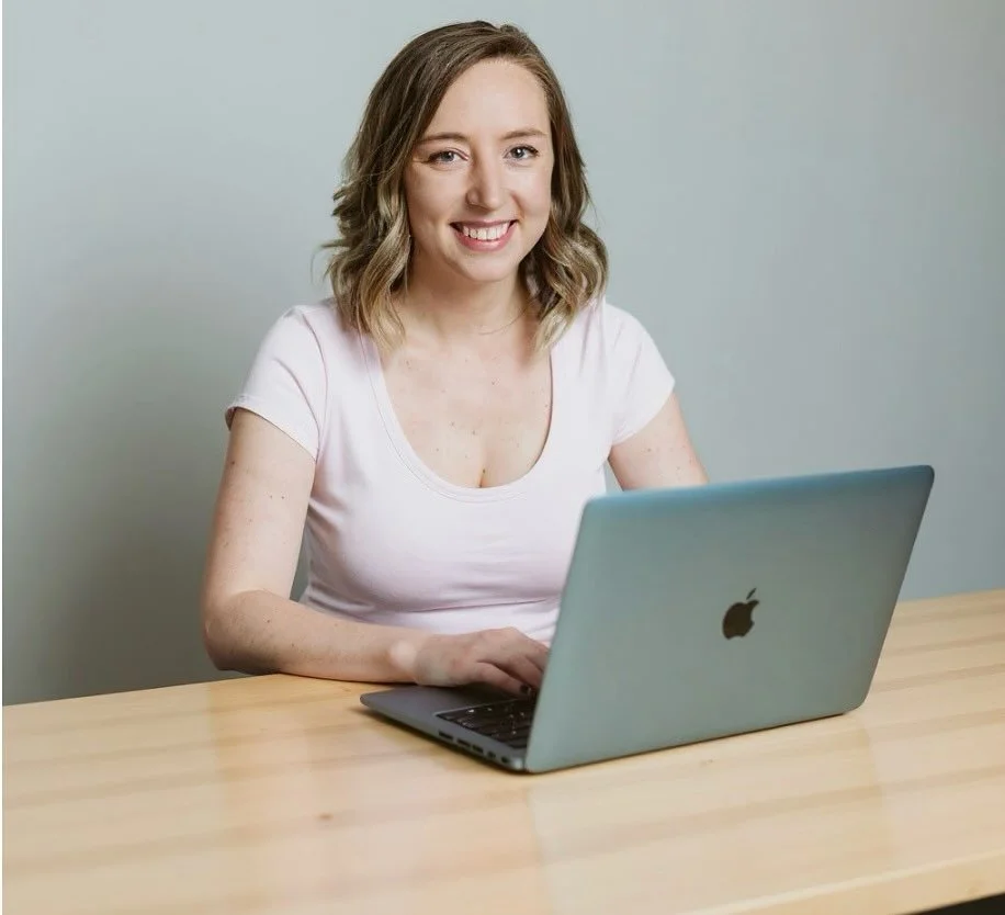 Heyyy 👋 

I&rsquo;m Lindsay&mdash; your tech guru. 

A few quick things about me if you&rsquo;re new here..
&bull;I married my high school sweetheart 
&bull;Mom of TWO adorable kids 
&bull; Lover of the beach and outdoors 
&bull; Minnesota based 
&b