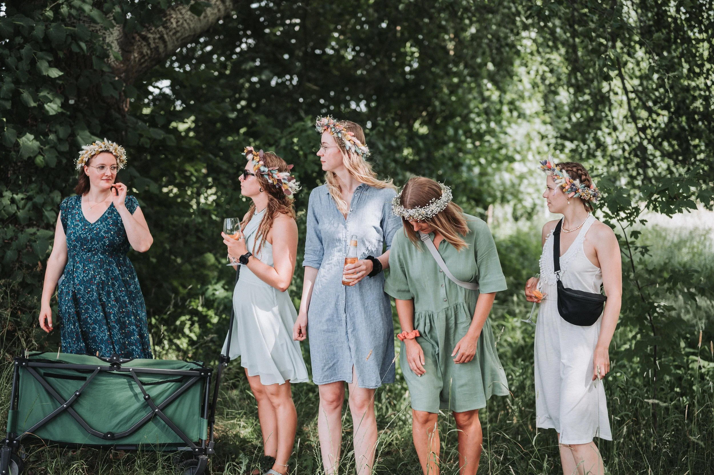 Gruppe Frauen im Wald