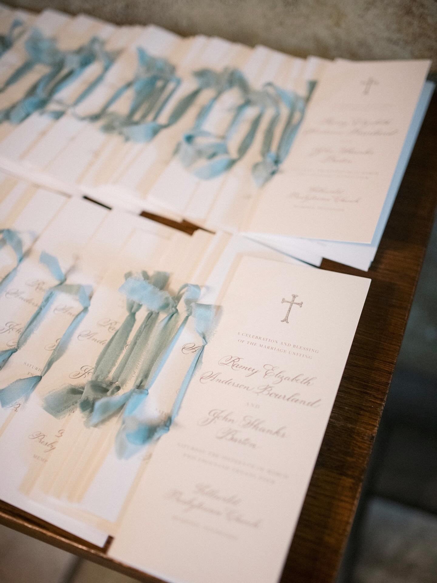 Classic details for a beautiful ceremony🕊️