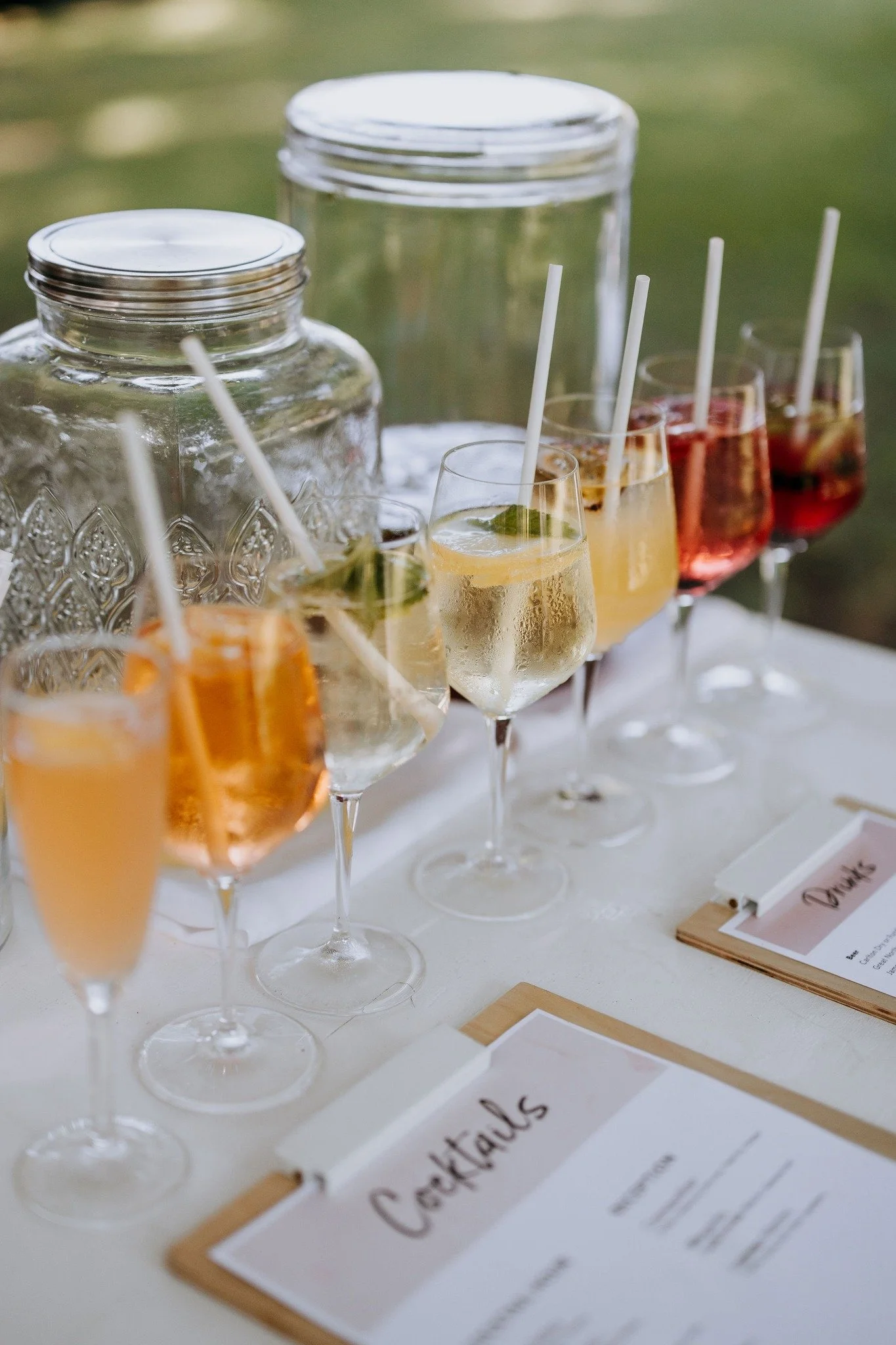 ✨ Cocktail Hour Options ✨ 

Tell us, what's your go-to cocktail hour drink at a wedding? Are you team bubbles, beer, a refreshing Spritz, or a Peach Bellini? 🍾✨

Thanks for the snaps @chamorecreations

#mewburnparkweddings #CocktailHour #WeddingDrin