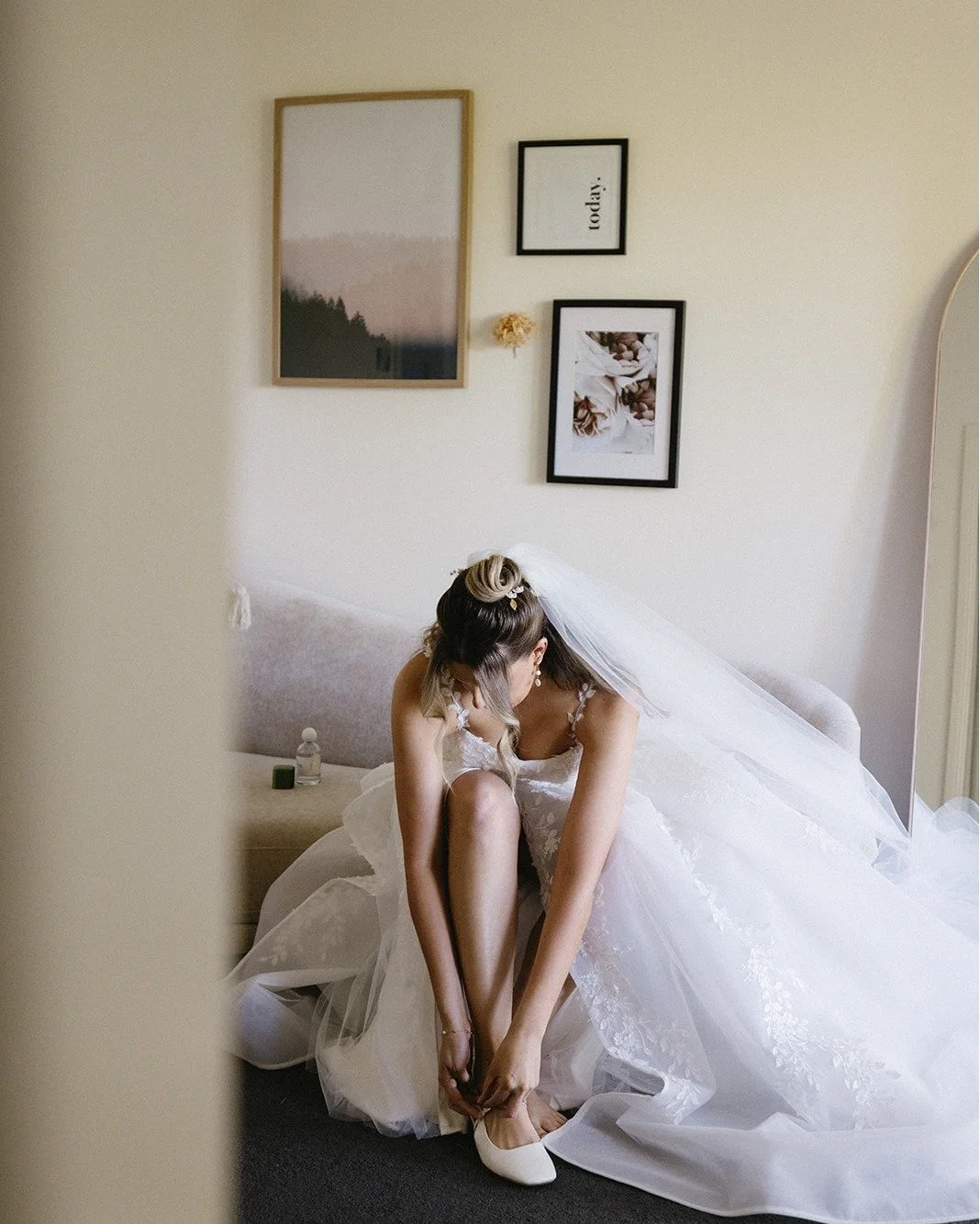 Caitlyn's morning in the Day Suite.

Nicole from @lightandtype has captured all the details of Caitlyn's getting ready, such a relaxing morning with her mum and some friends. And then the first look, so special and intimate. ✨

An incredible line up 