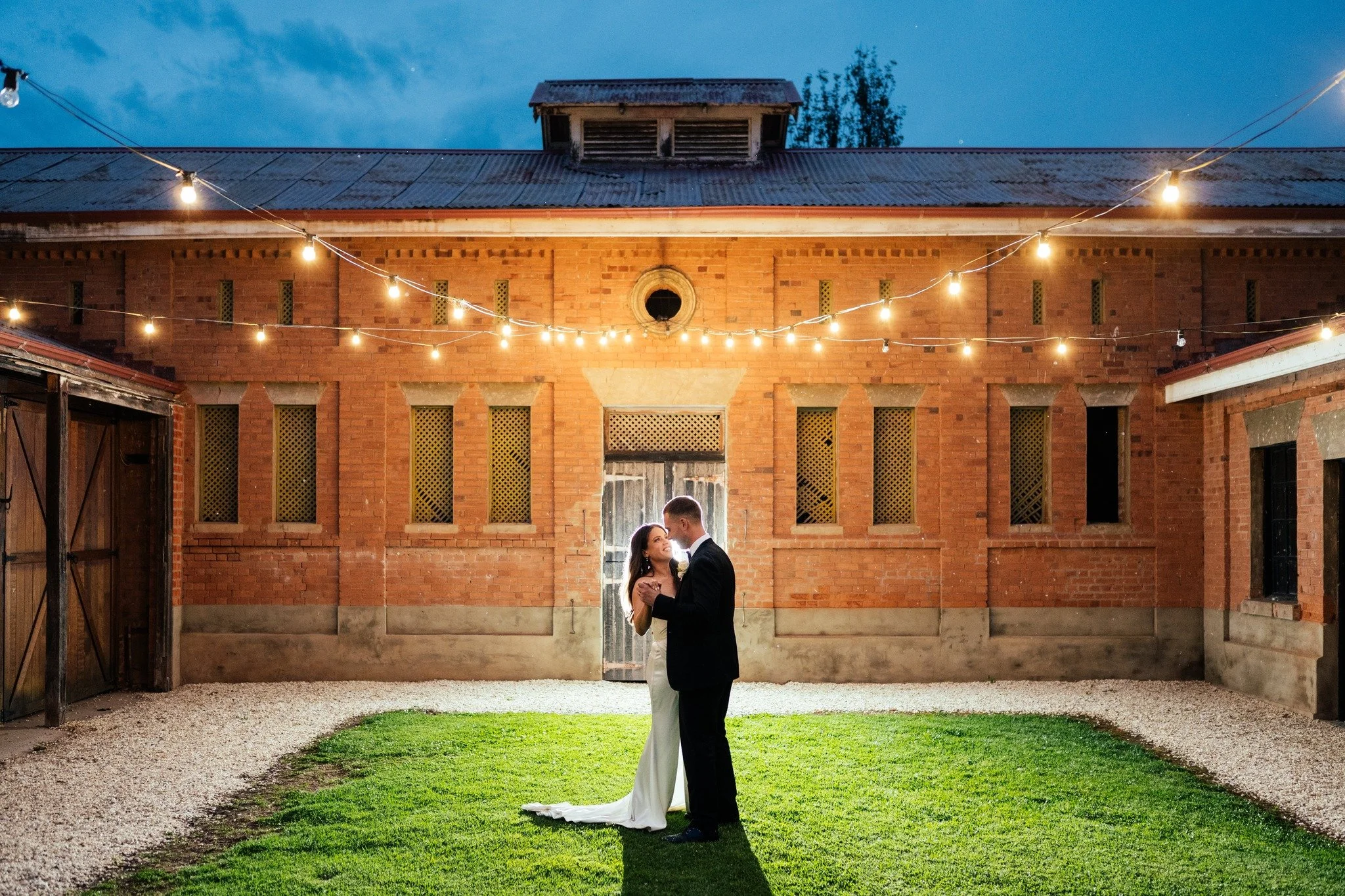 The old brick heritage stables at dusk&hellip; pure magic.

That moody light gives us the most epic shots, even on days when the sunset doesn't show up. ✨ 
@lauramensa &amp; @darcypenman having a little moment for themselves ✨

Photographer: @mottawe
