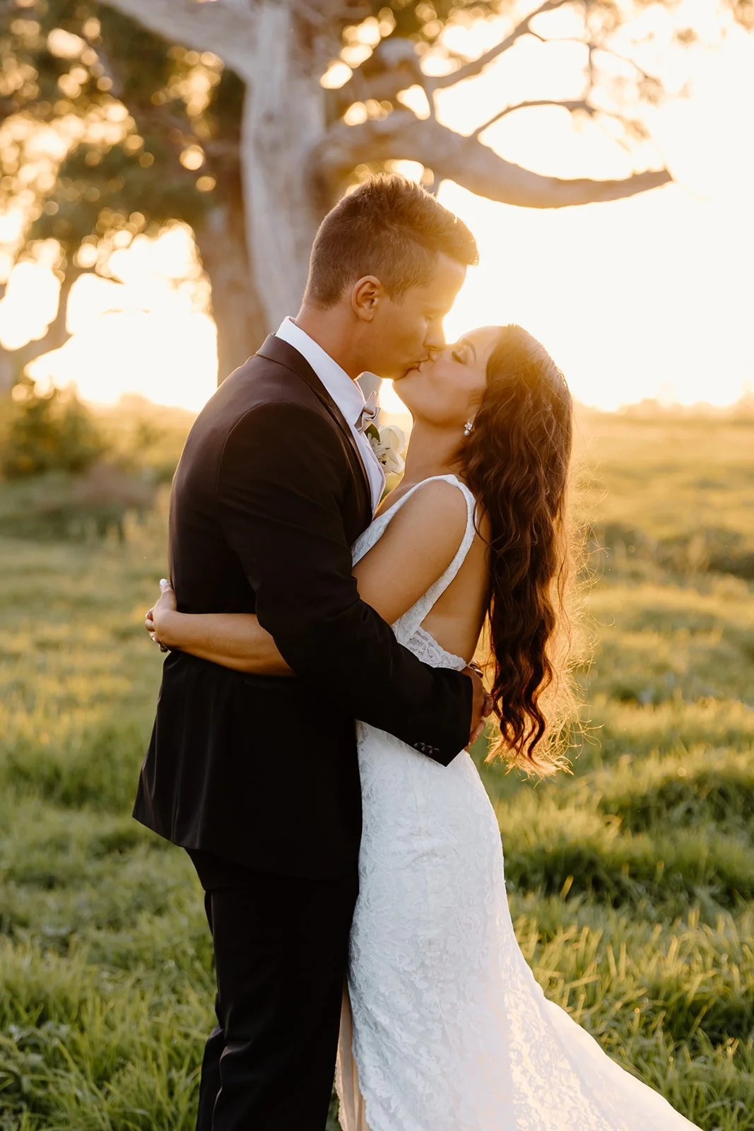 Good to know:

These perfect golden  hour sunset shots were taken in the 20-30minutes before the actual sunset set. 

Gorgeous Kelly &amp; Dylan on their wedding day  a year ago 28.2.2025 shot by @cassandrafayephotography

#mewburnparkweddings #weddi