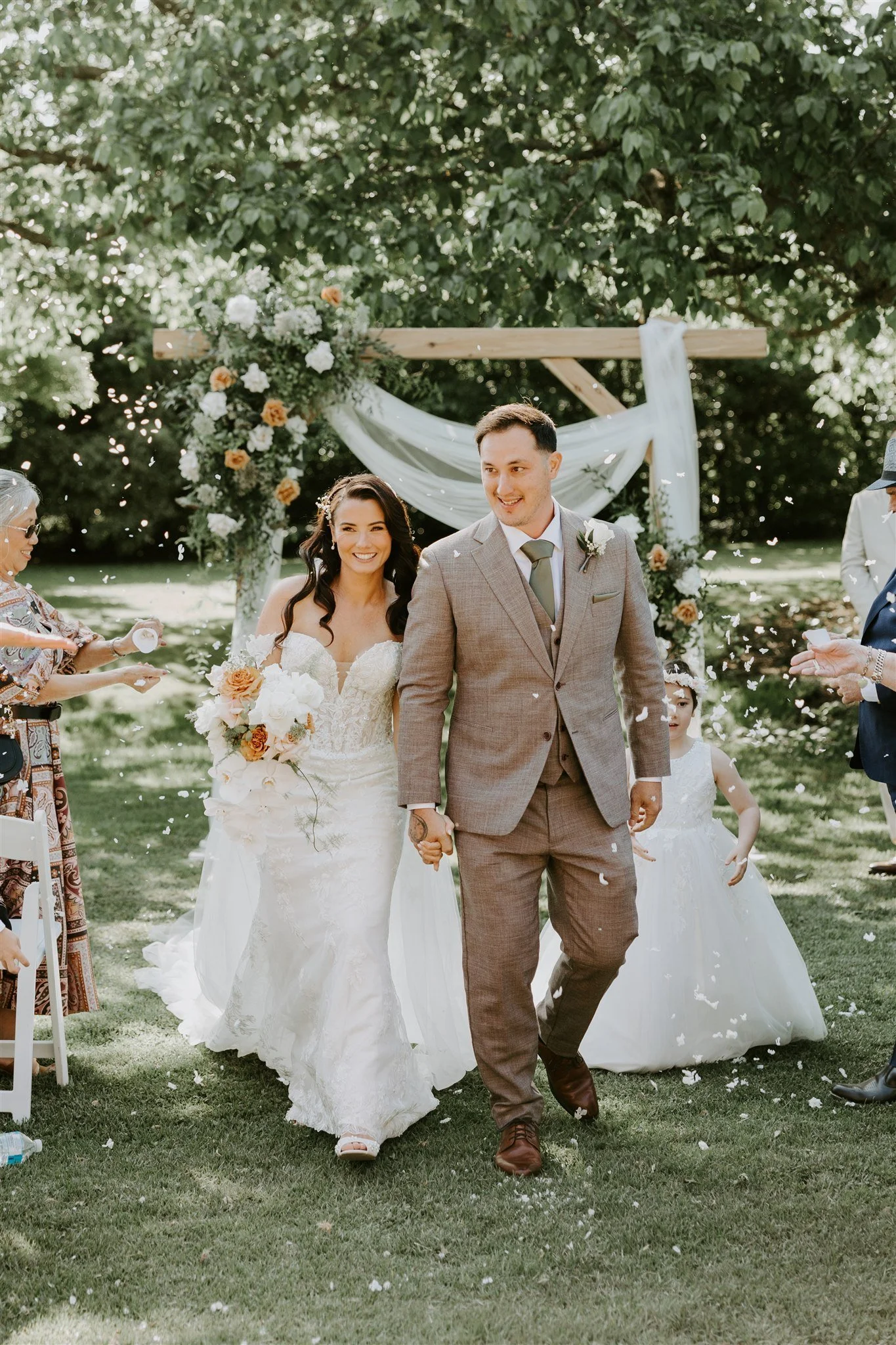 Rebecca &amp; David ~  14.11.2025

Ceremony at the Tennis Court Tree surrounded by their 75 guests, with so much love and happiness for these two.

Photographer: @lisahaymanphotofilm
Videographer: @alanakatephotosandfilms
Celebrant: @eviewilson_celeb