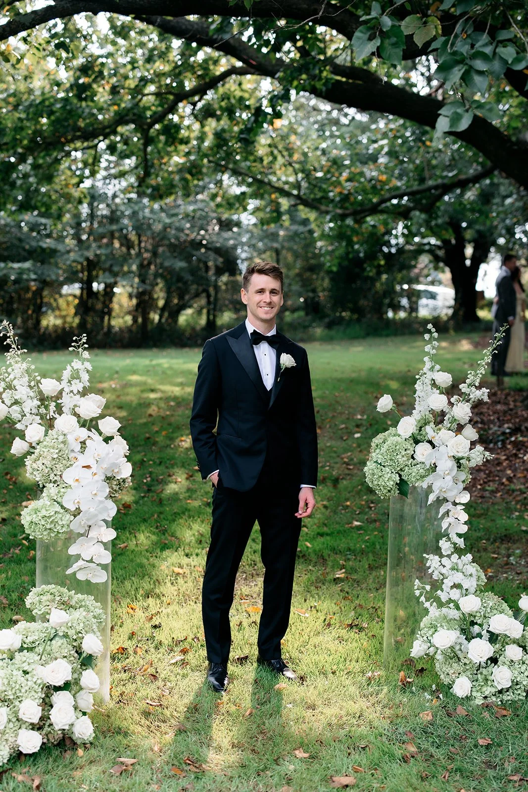 We always suggest and think it is very clever to repurpose your ceremony flowers. And we do love to see the bar look extra epic  it makes us shake these cocktails even better 😉

Also, how cool does our groom look amongst the greenery &amp; flower pl