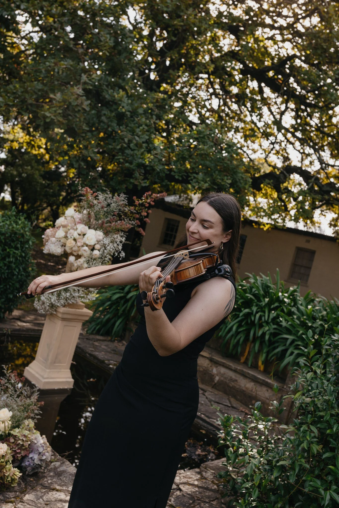 Meet Ally from @stringswithally 

A live violinist just adds something so special ✨

Having Ally from Strings by Ally play as you walk down the aisle, then through cocktail hour in the homestead gardens&hellip; such a beautiful atmosphere for guests 
