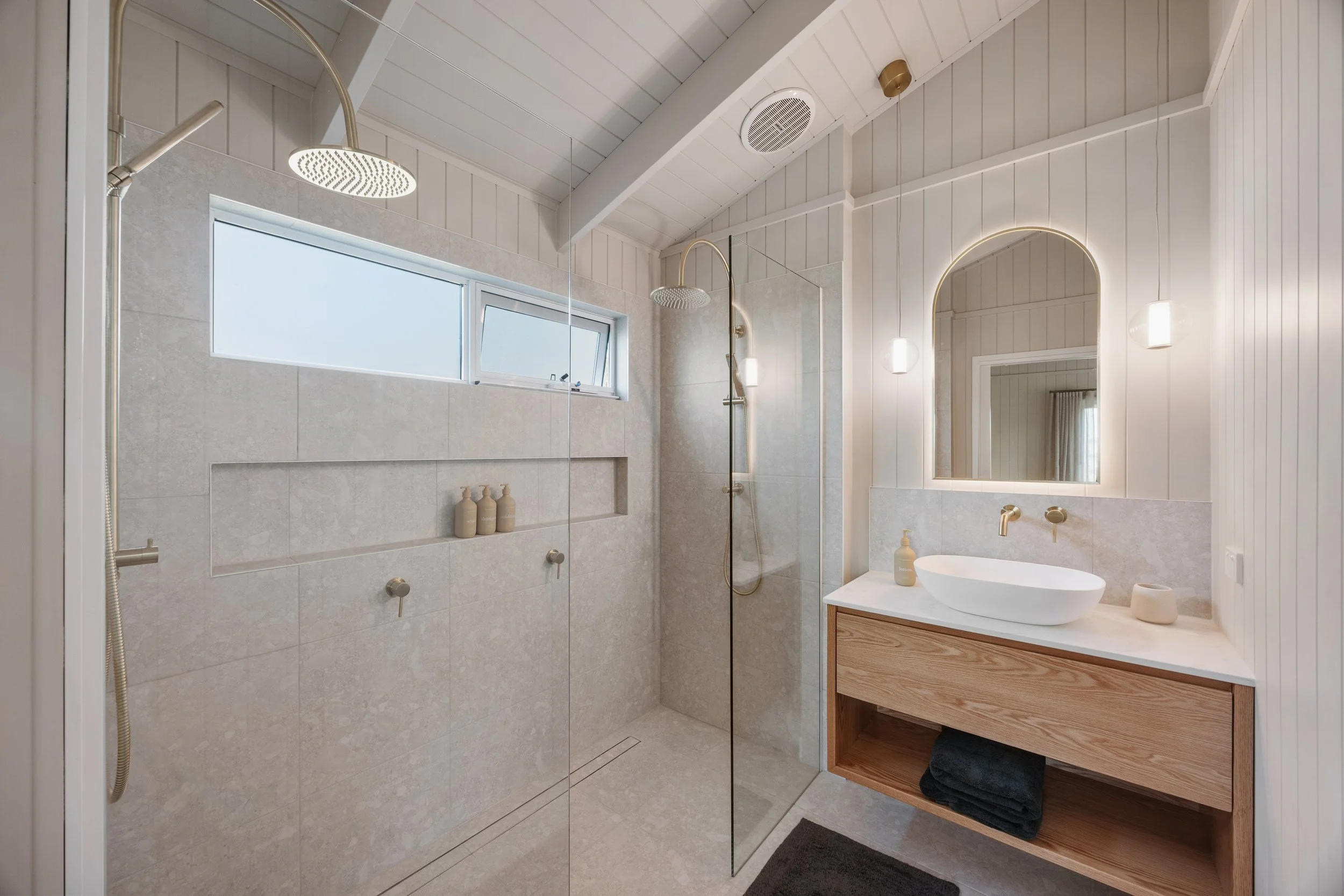 luxury-cabin-near-melbourne_Mountain_View_Hero_SOKL-1.jpg