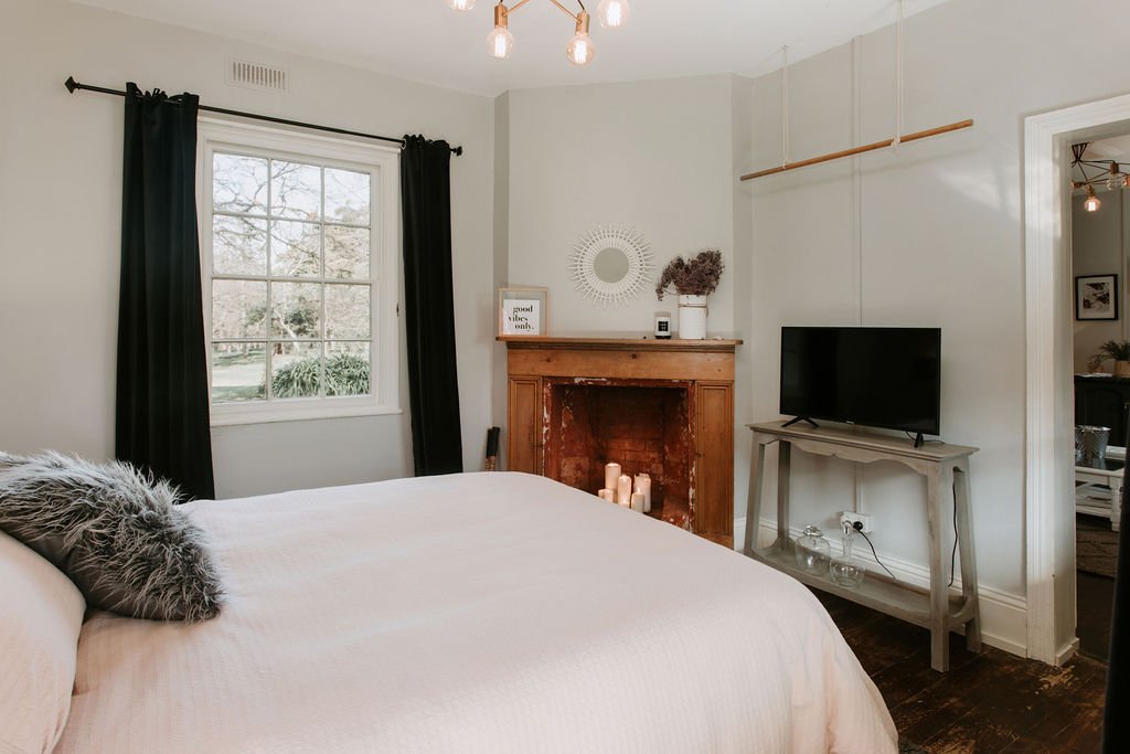 Boutique Accommodation, Farmstay Maffra, Gippsland Victoria. In The Retreat at Mewburn Park Homestead. Queen Bed.