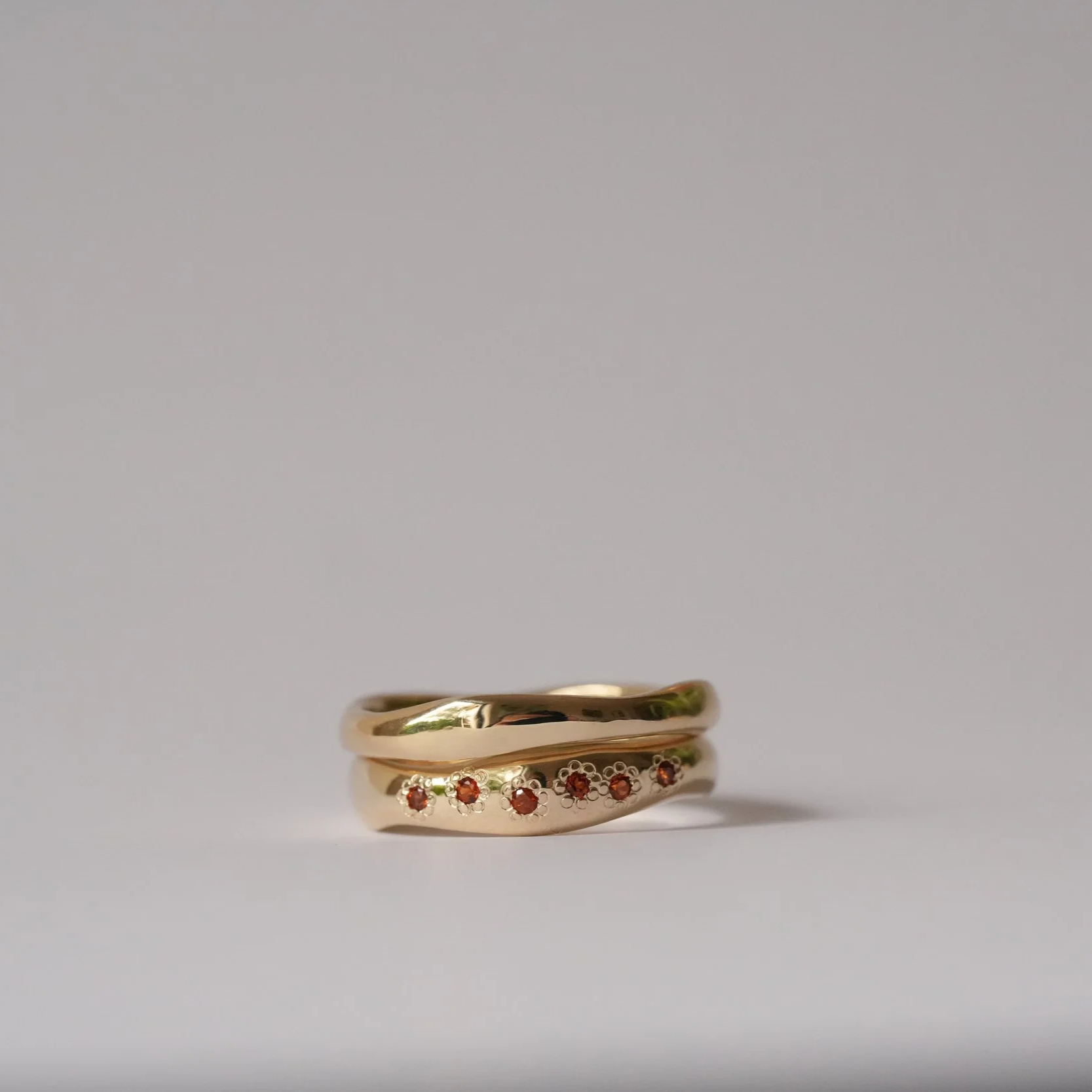 Wavy band ring w garnets ~ 9ct yellow