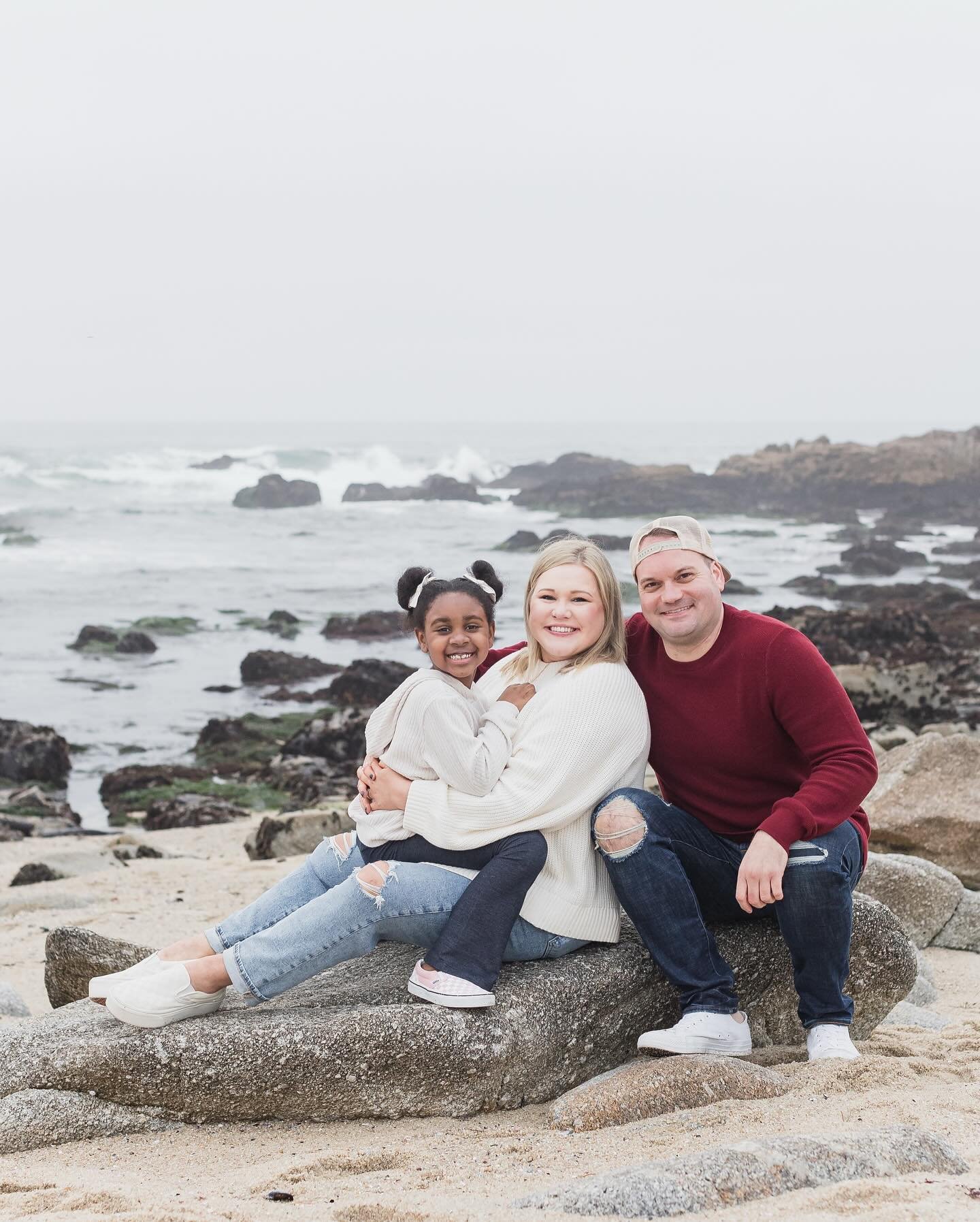 Chasing waves and making memories with the sweetest crew 🌊💛 The Hembree family brought all the cozy vibes and endless smiles to this beach day, and we had an absolute blast! From snuggles by the shore to playful moments in the sand, these three kno