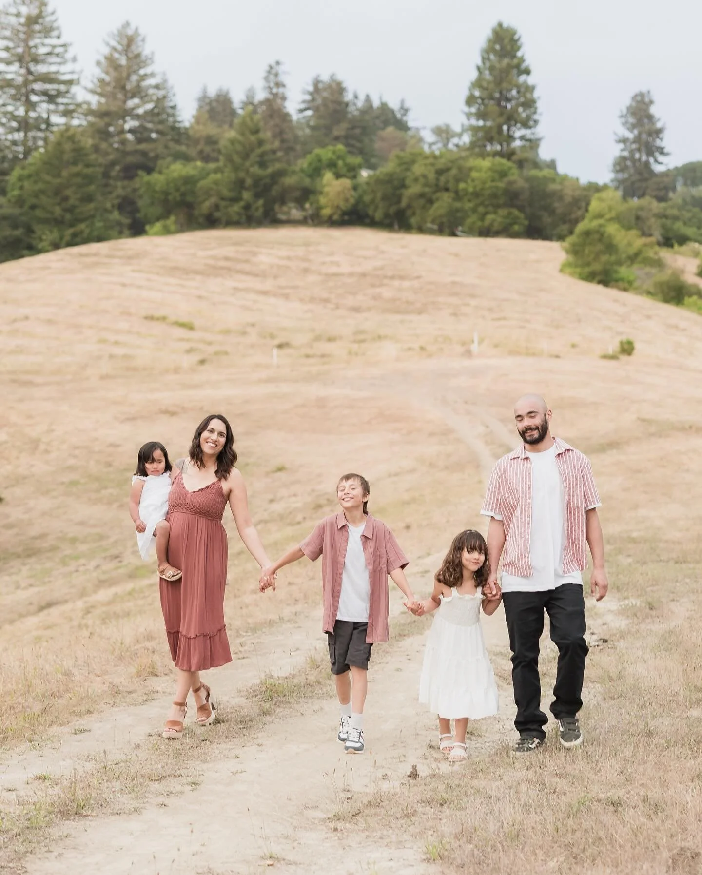 ✨ The Holbert&ndash;Baxter crew ✨
I absolutely love when I get the chance to photograph friends and their growing families &mdash; it makes the session feel extra special. Watching these kiddos run around, laugh, and hold hands (sometimes a little ti