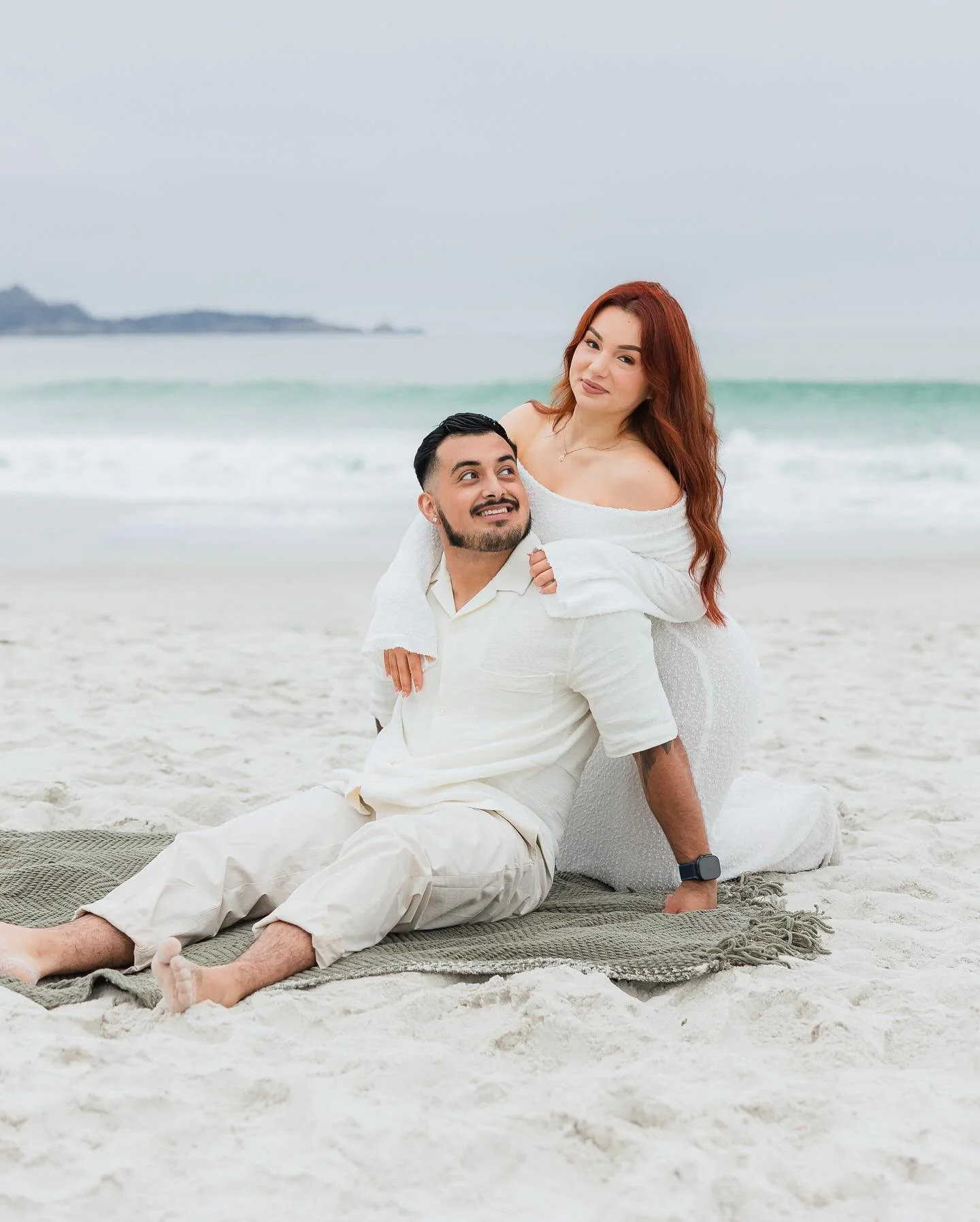 Lupita + Miguel bringing all the cozy, romantic vibes to Carmel by the Sea 🌊✨ The overcast skies gave us that perfect Light + Airy glow, and can we talk about how her red hair pops against the soft neutrals of their outfits? 🤍 Pure magic on the san