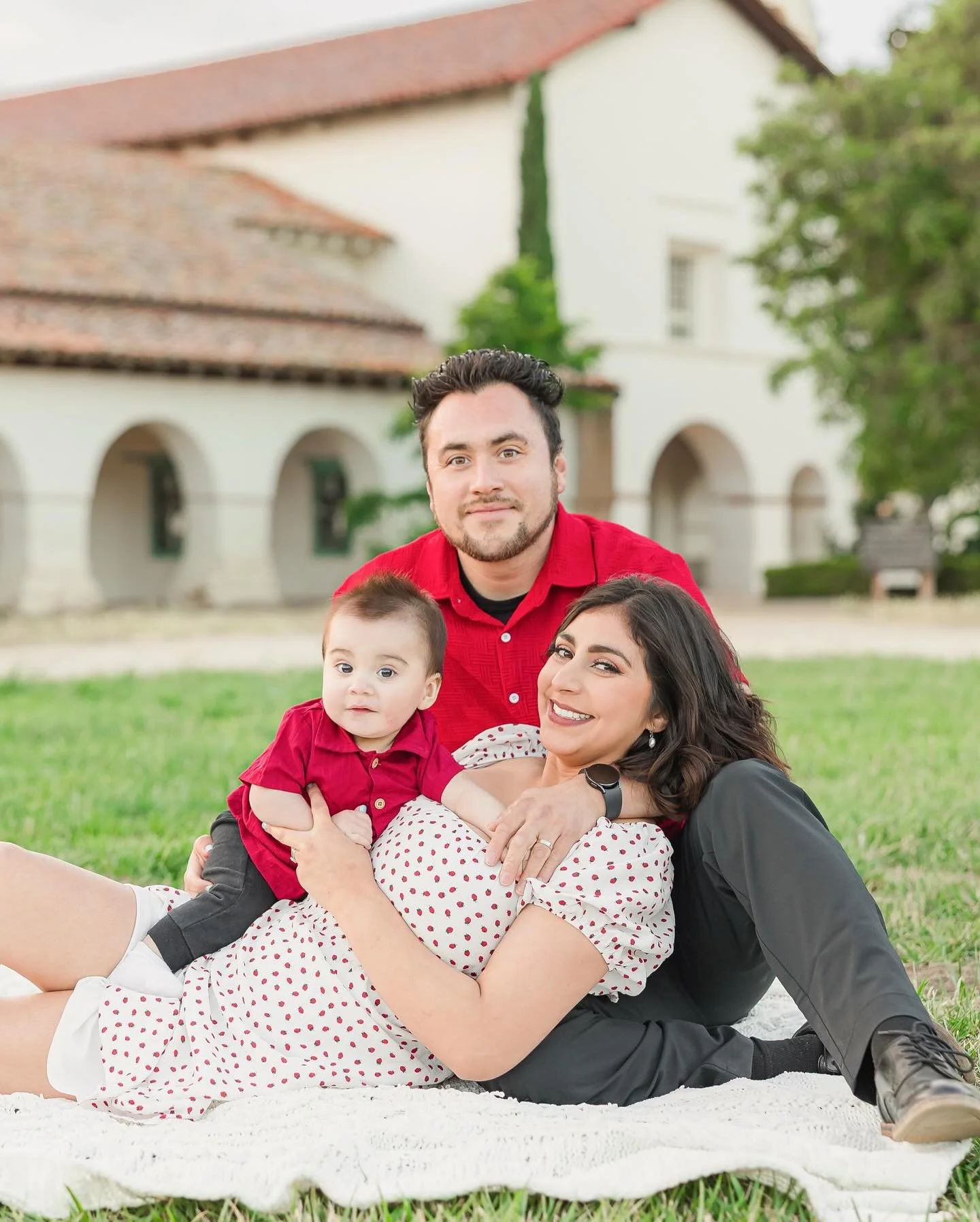 Sunshine, giggles, and all the love in the world ☀️✨
The Flores family brought the sweetest energy to our session, baby Emanuel stole the show with those big curious eyes,tiny smiles and silly faces🥹❤️