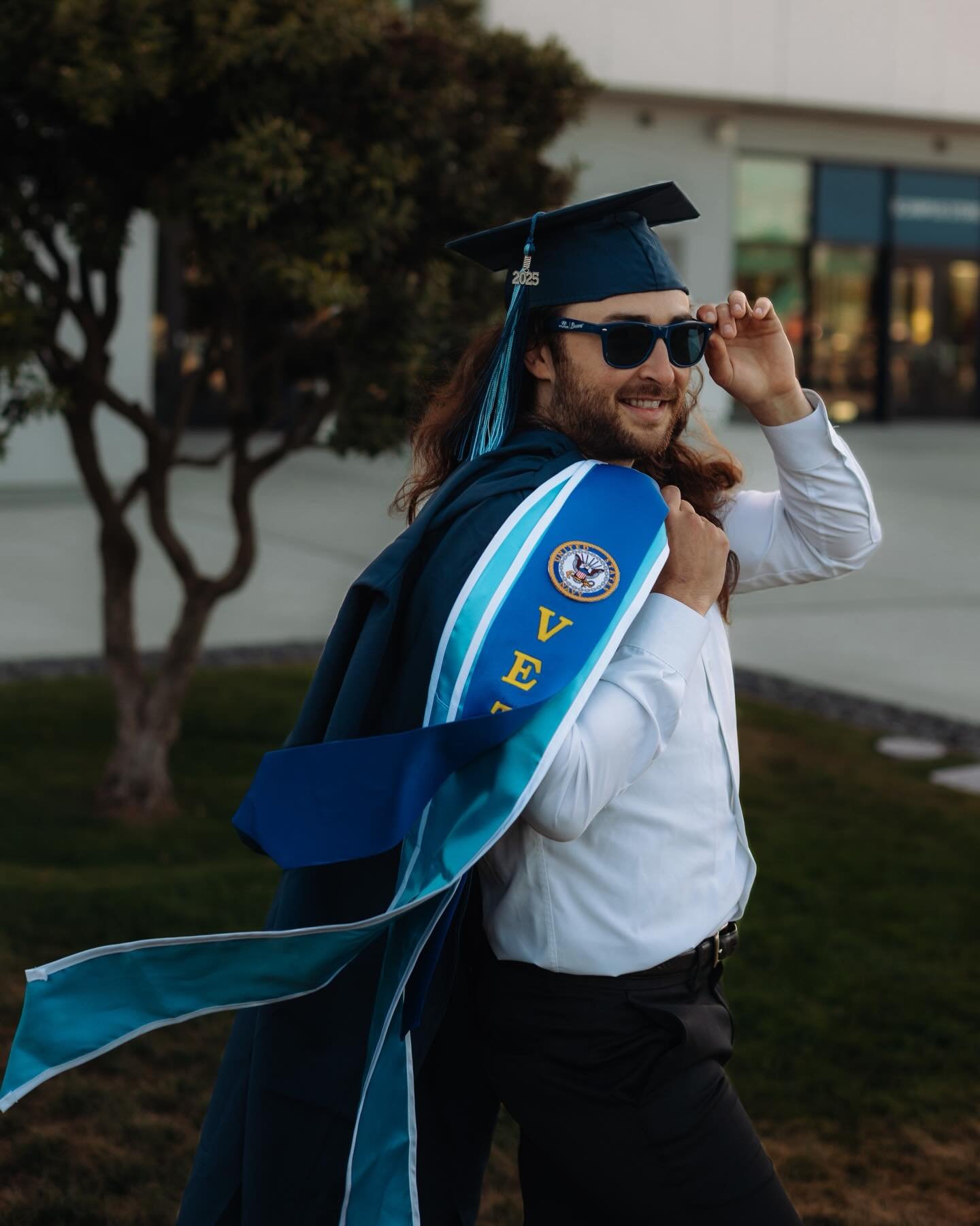 This session with my gym buddy London on the CSUMB campus was all about celebrating the journey, honoring the hard work, and capturing a moment that truly felt earned. 🎓🖤One of my very first Dark + Moody graduation sessions, and  I wish more client