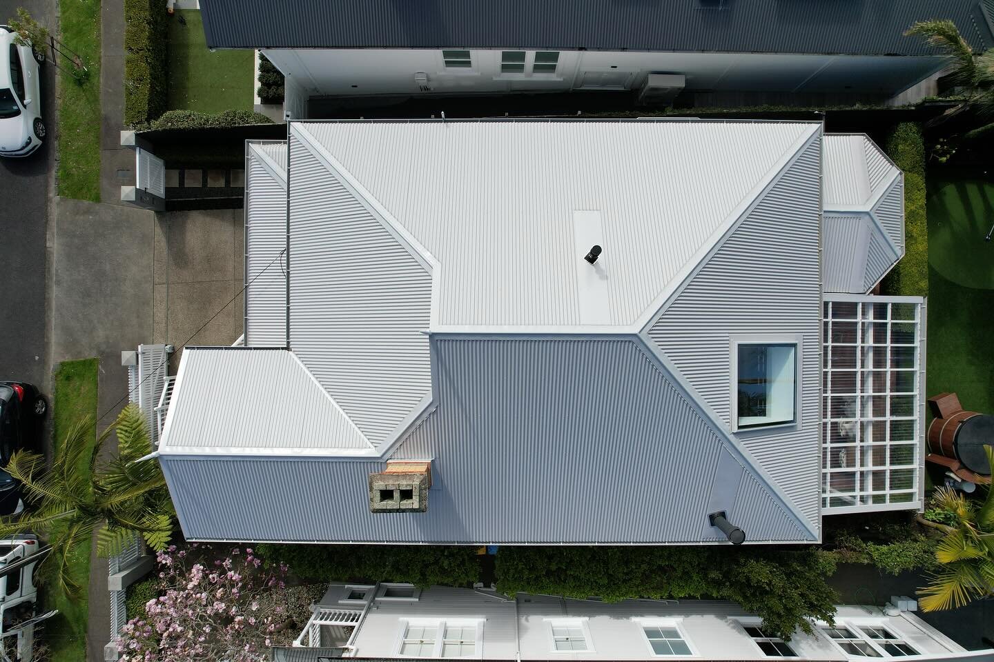 Handing over another Ponsonby villa before we end the year. 

This one had a bit of everything. Worked in with @jd.constructionco to assist with cladding works &amp; the replacement of the skylight unit.

Colour is pacific white supplied by colorcote