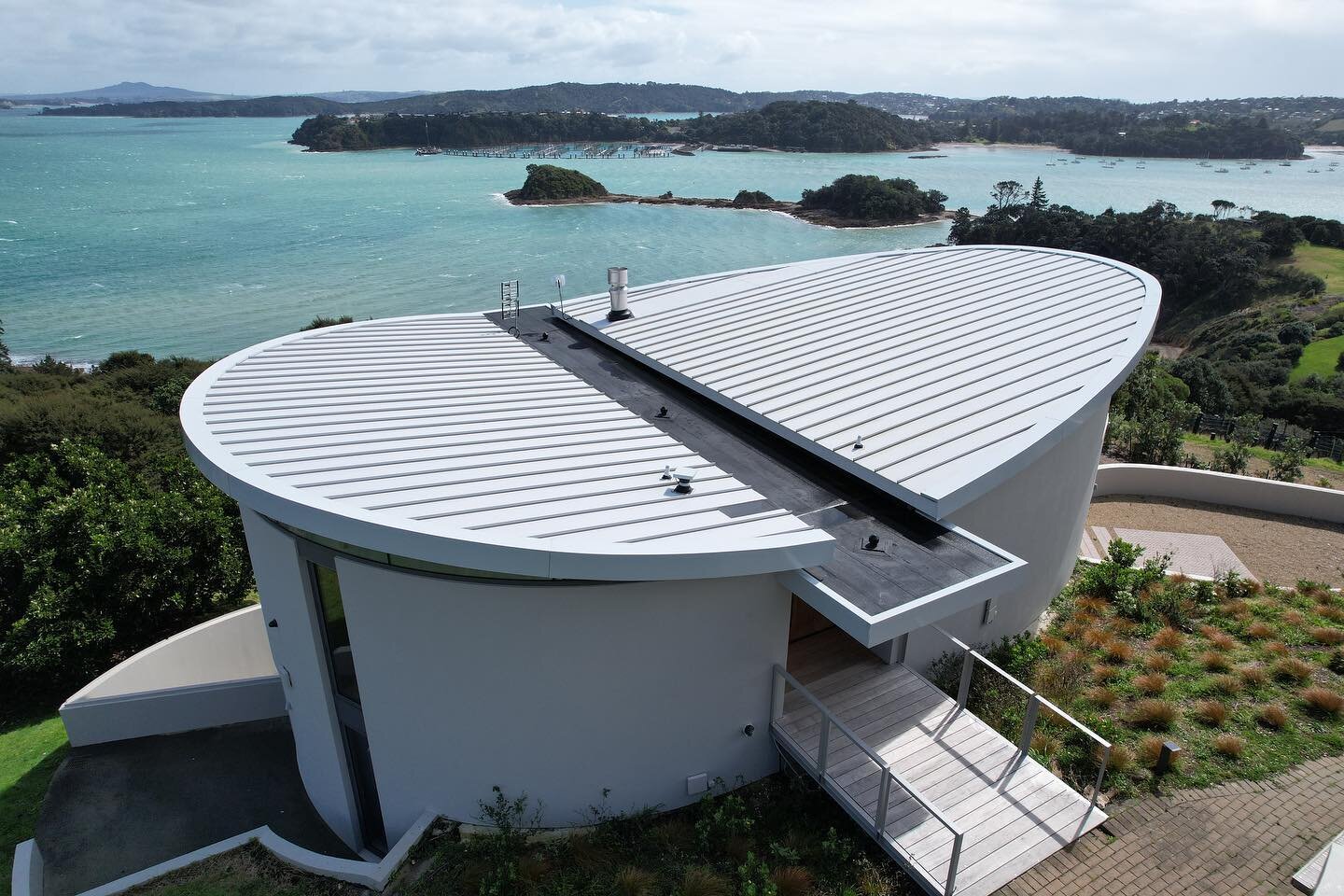 Unique home we completed on Waiheke working with @lindesayconstruction 

Roof profile is @dimondroofing Heritage tray. Gull grey aluminium.

The head barges are all custom 3mm curved aluminium which were challenging but turned out mint!